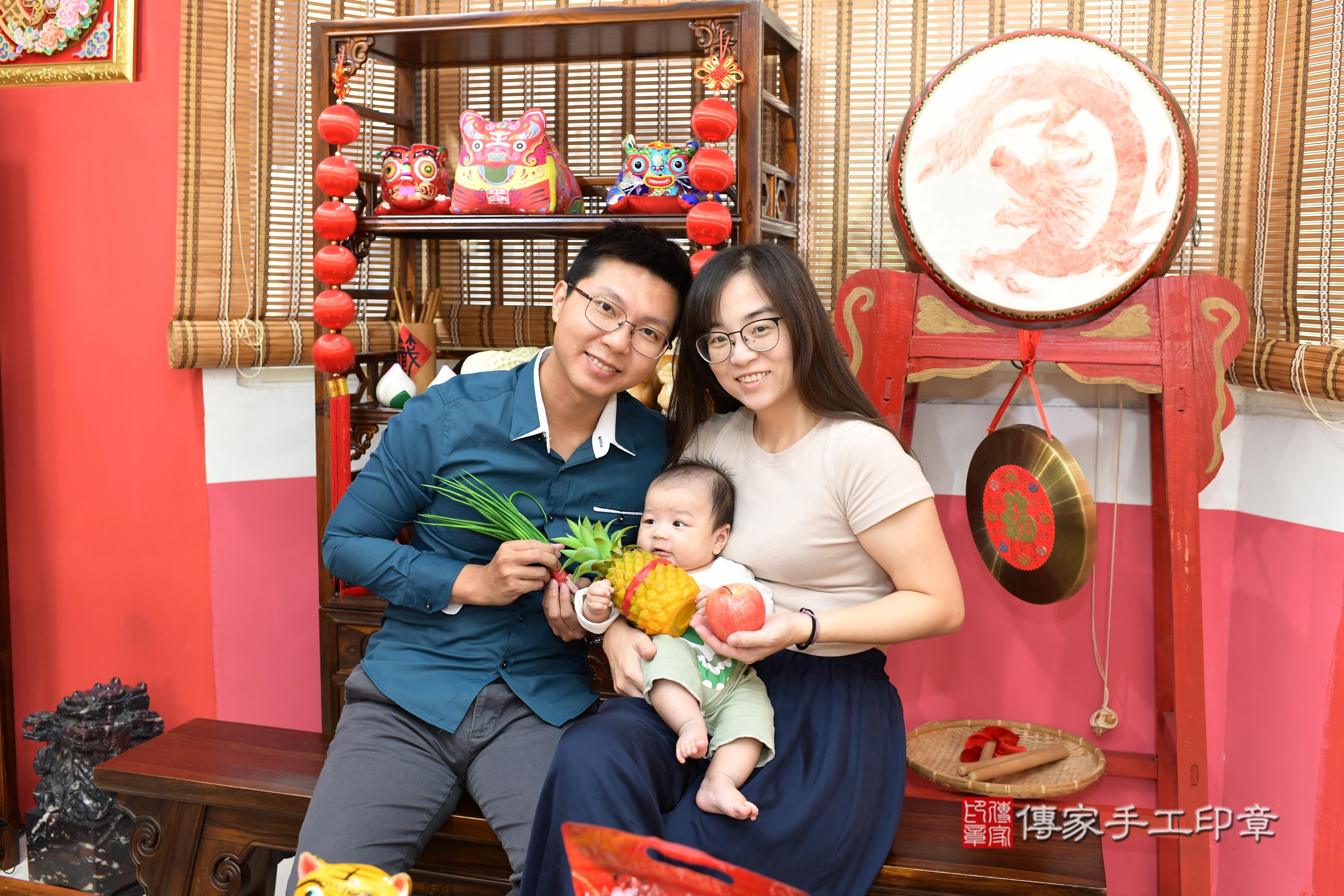 傳家手工印章高雄店、抓周、度脺、中國風會場、傳家嬰兒古禮、吉祥話、抓周道具物品24種、拍照。抓周證書。寶寶抓周、滿周歲、生日快樂、祝福