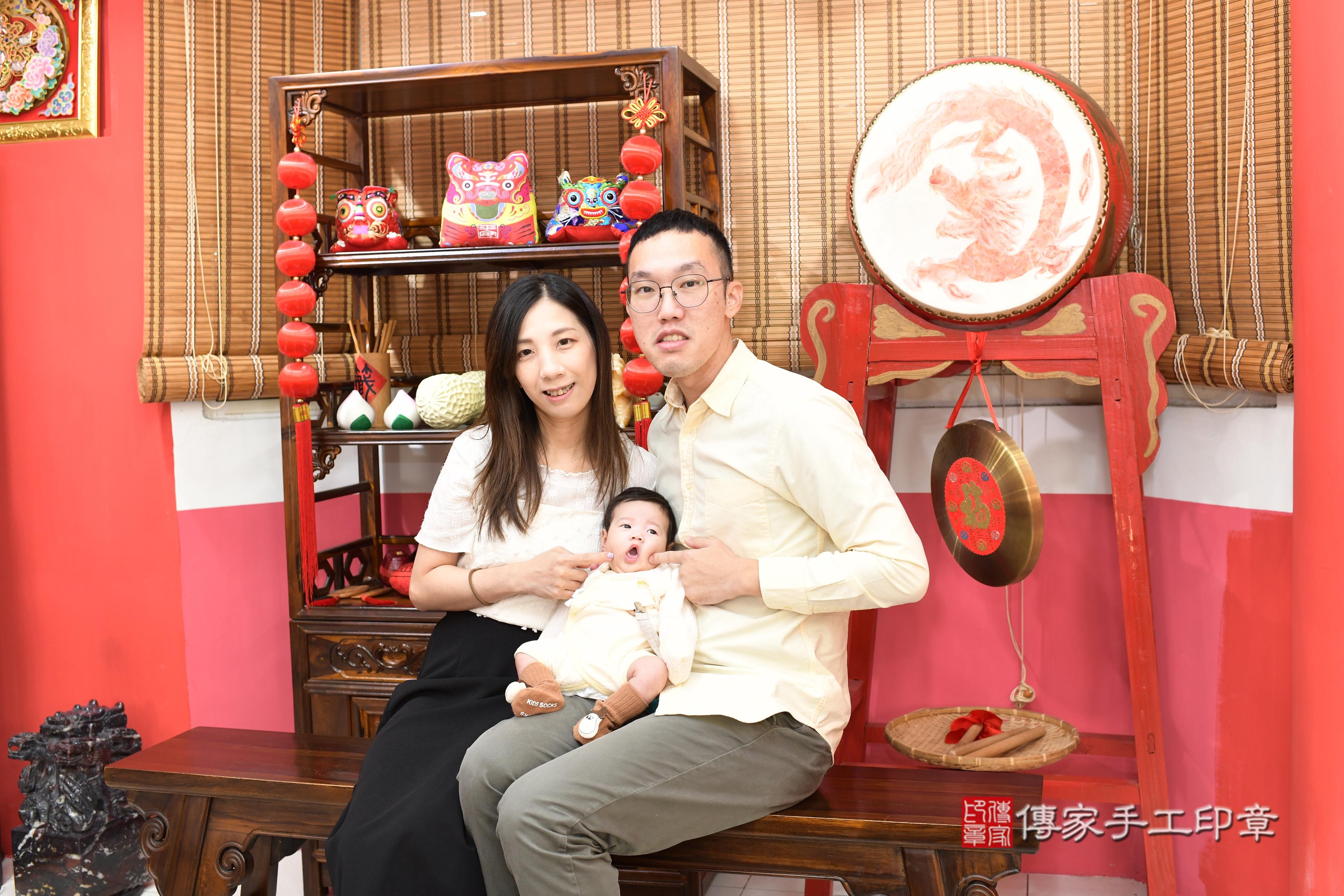 傳家手工印章高雄店、抓周、度脺、中國風會場、傳家嬰兒古禮、吉祥話、抓周道具物品24種、拍照。抓周證書。寶寶抓周、滿周歲、生日快樂、祝福