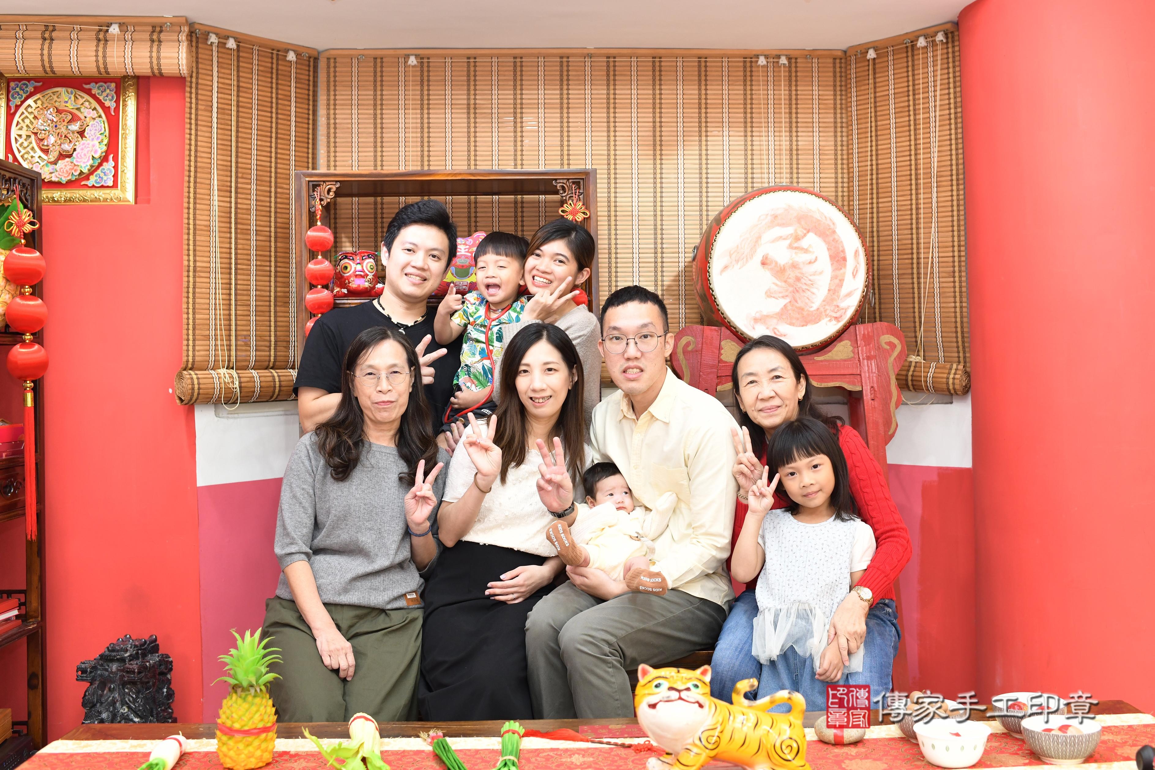 傳家手工印章高雄店、抓周、度脺、中國風會場、傳家嬰兒古禮、吉祥話、抓周道具物品24種、拍照。抓周證書。寶寶抓周、滿周歲、生日快樂、祝福