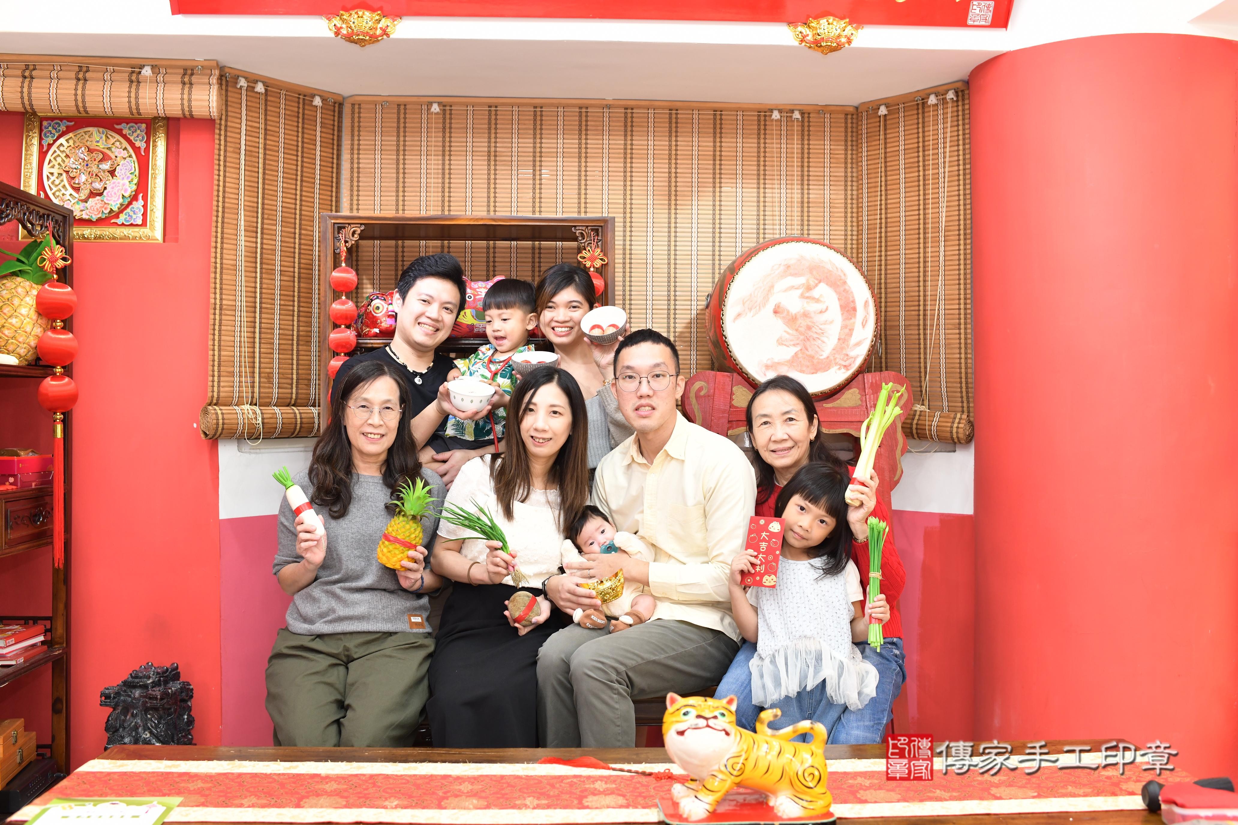 傳家手工印章高雄店、抓周、度脺、中國風會場、傳家嬰兒古禮、吉祥話、抓周道具物品24種、拍照。抓周證書。寶寶抓周、滿周歲、生日快樂、祝福