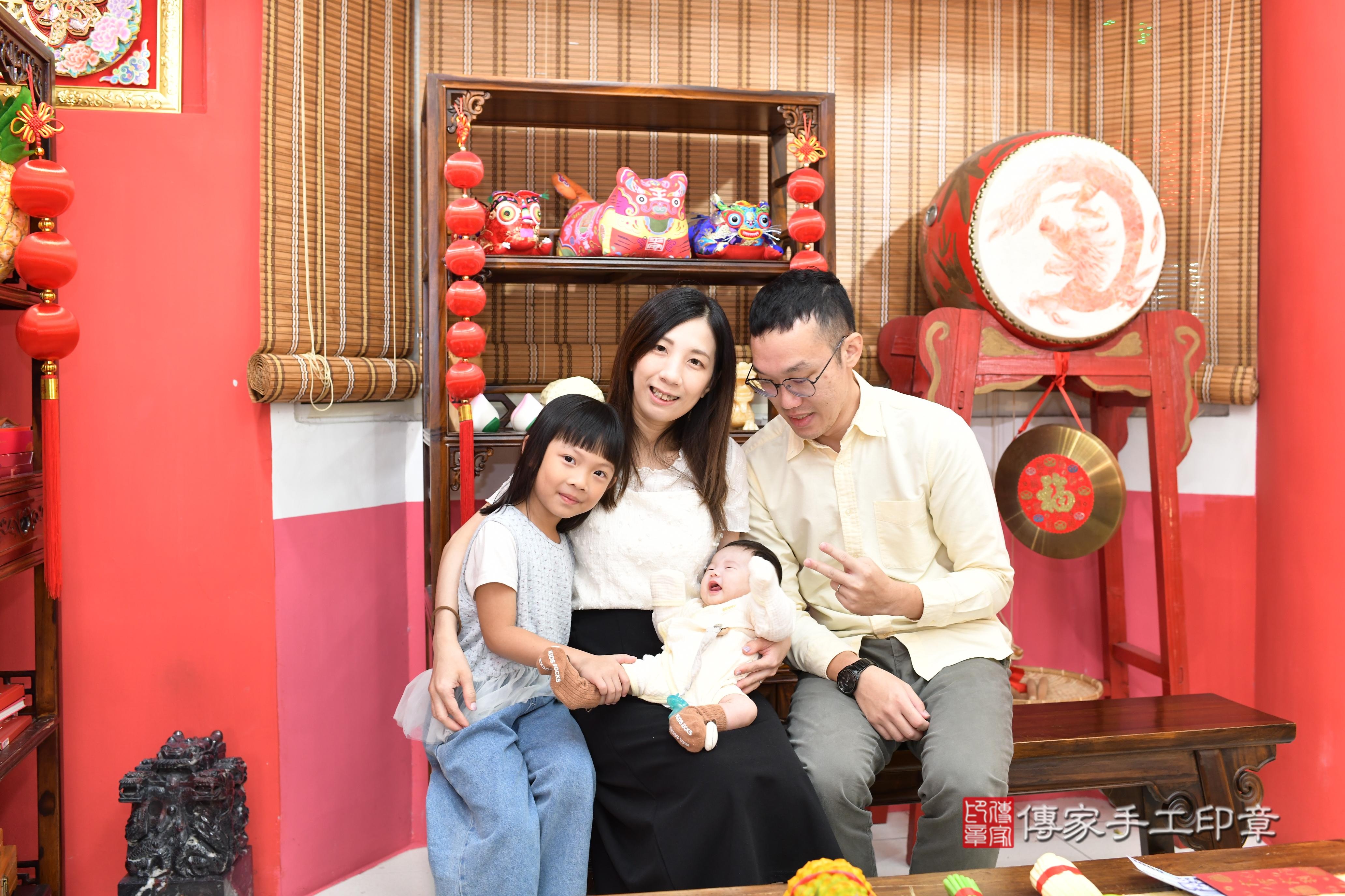 傳家手工印章高雄店、抓周、度脺、中國風會場、傳家嬰兒古禮、吉祥話、抓周道具物品24種、拍照。抓周證書。寶寶抓周、滿周歲、生日快樂、祝福