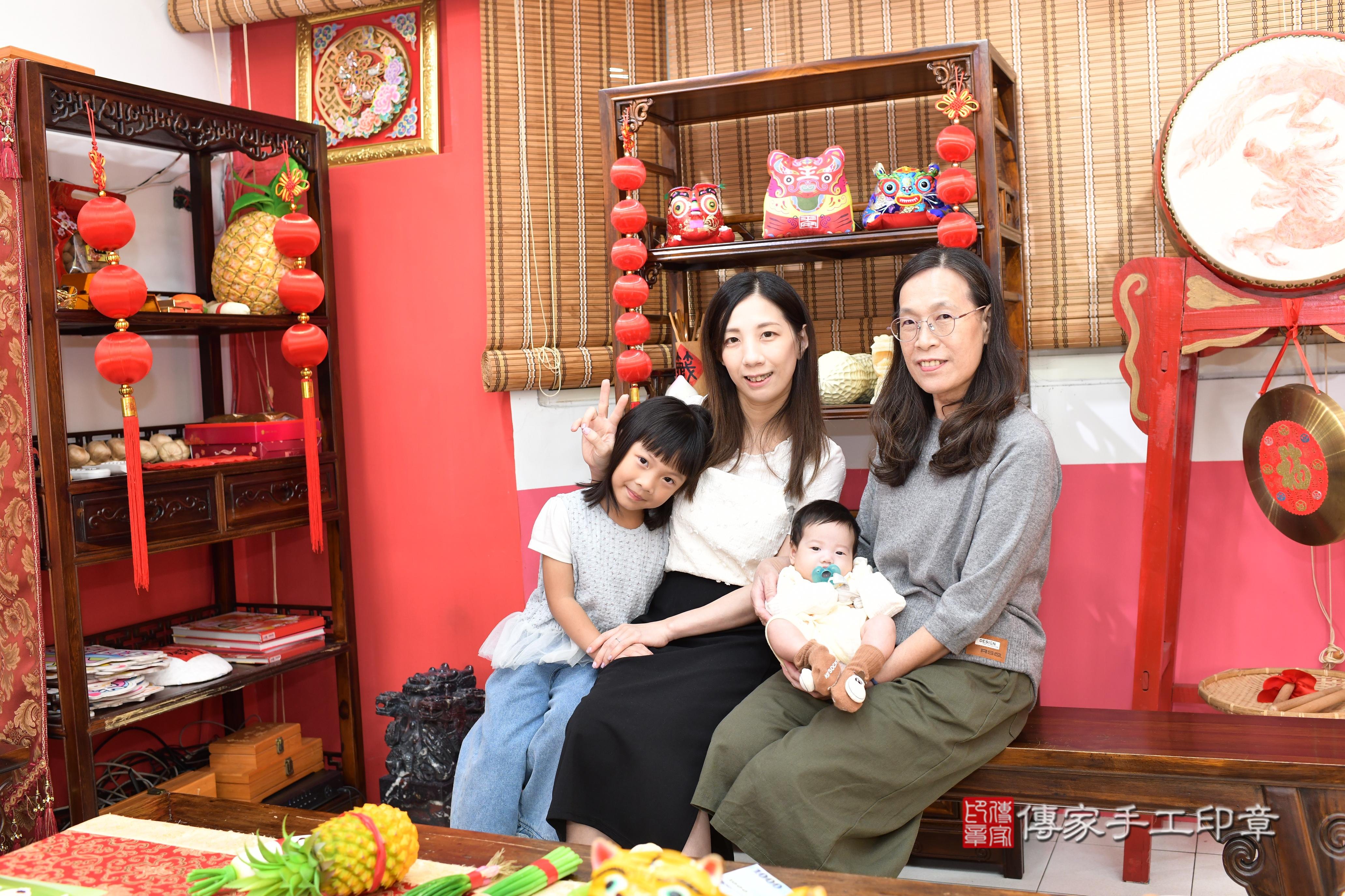 傳家手工印章高雄店、抓周、度脺、中國風會場、傳家嬰兒古禮、吉祥話、抓周道具物品24種、拍照。抓周證書。寶寶抓周、滿周歲、生日快樂、祝福