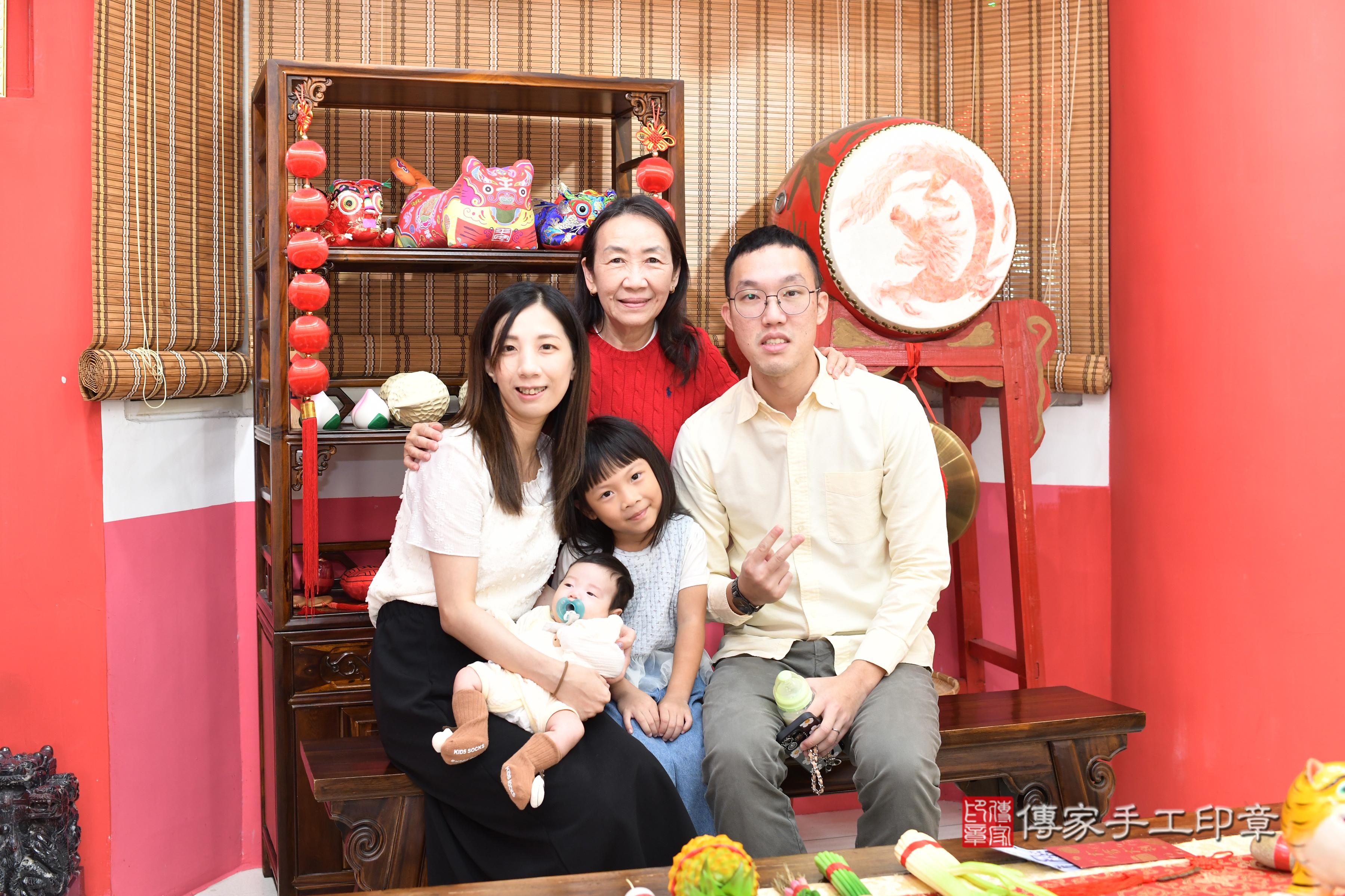 傳家手工印章高雄店、抓周、度脺、中國風會場、傳家嬰兒古禮、吉祥話、抓周道具物品24種、拍照。抓周證書。寶寶抓周、滿周歲、生日快樂、祝福