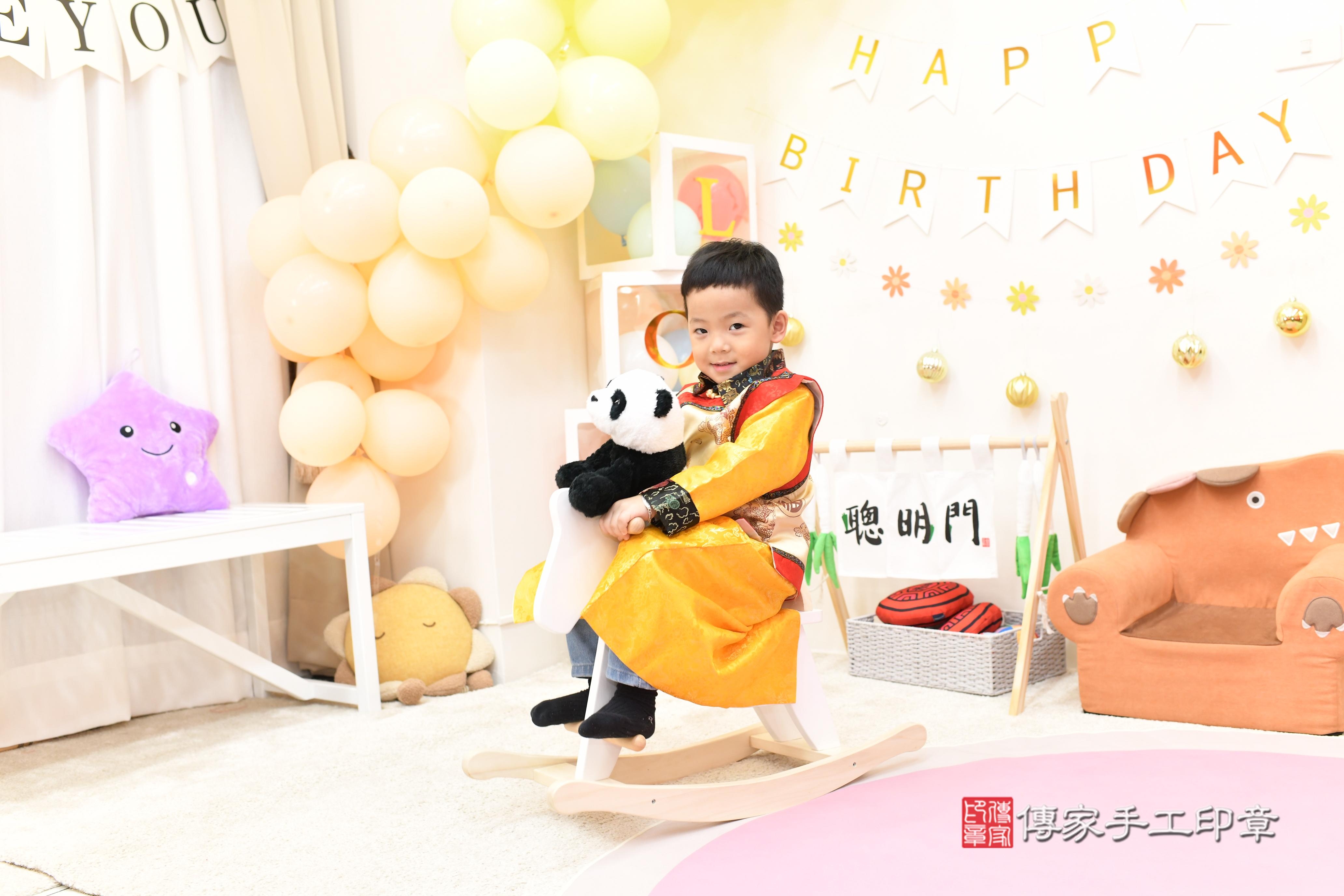 傳家手工印章高雄店、抓周、度脺、中國風會場、傳家嬰兒古禮、吉祥話、抓周道具物品24種、拍照。抓周證書。寶寶抓周、滿周歲、生日快樂、祝福