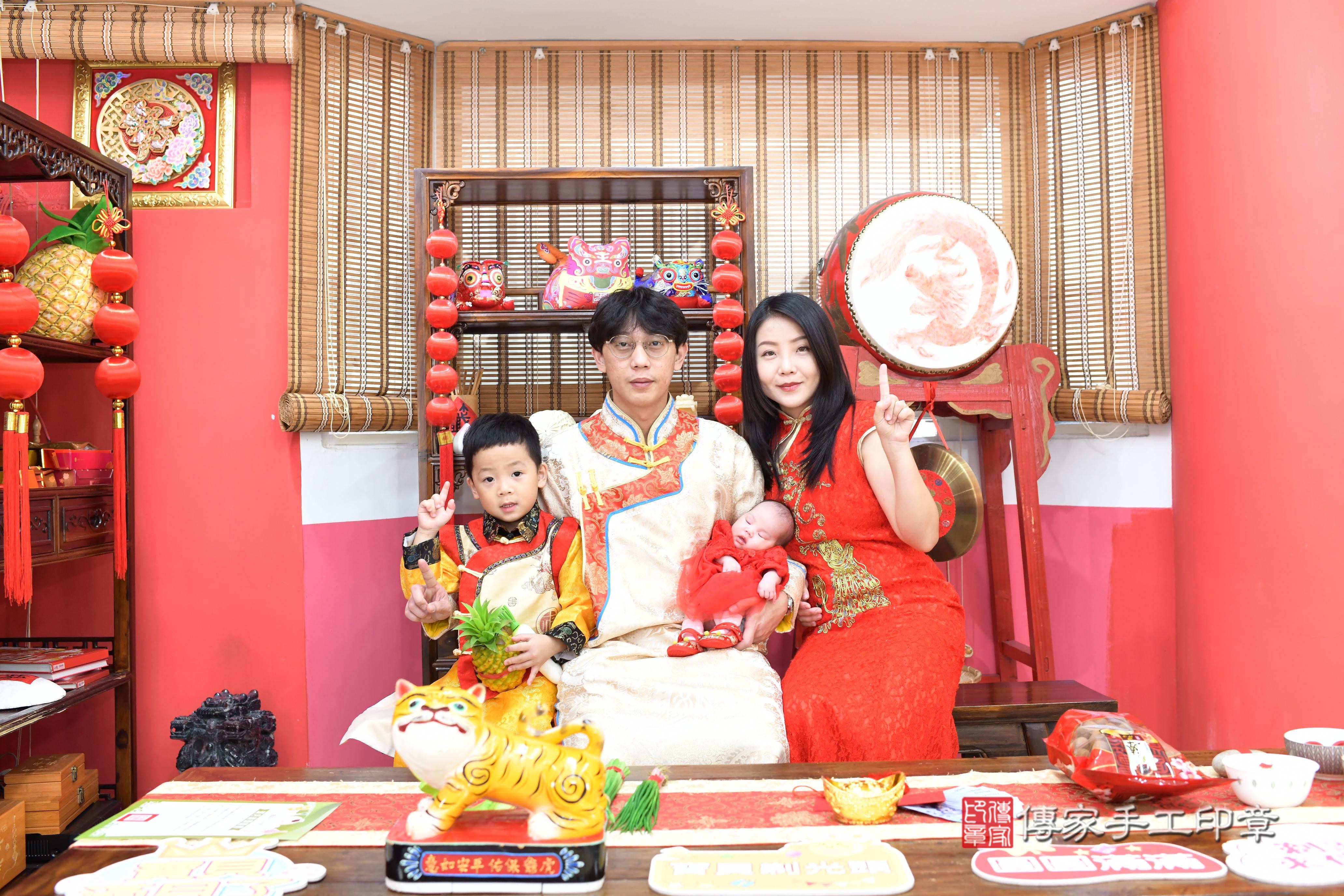 傳家手工印章高雄店、抓周、度脺、中國風會場、傳家嬰兒古禮、吉祥話、抓周道具物品24種、拍照。抓周證書。寶寶抓周、滿周歲、生日快樂、祝福