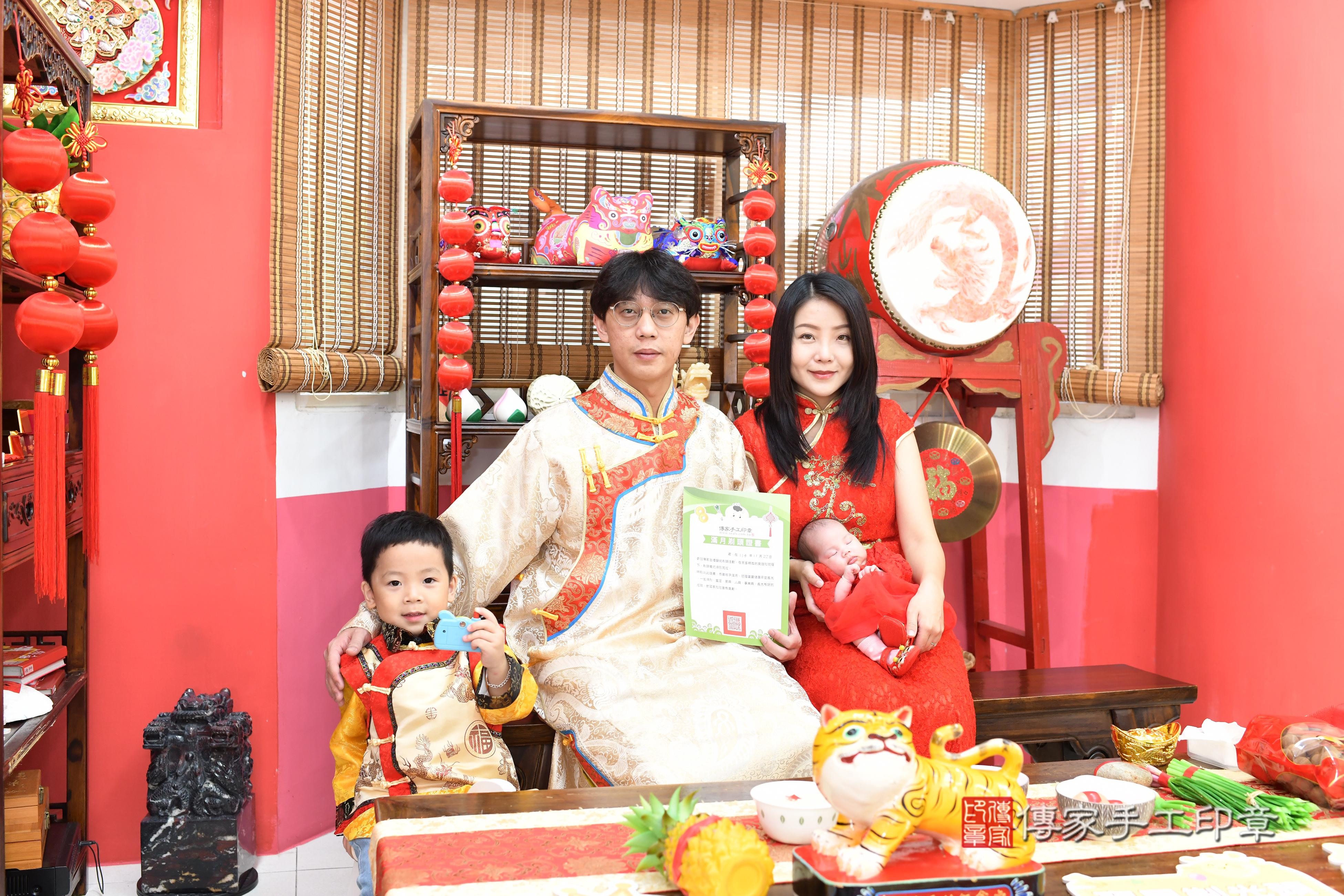 傳家手工印章高雄店、抓周、度脺、中國風會場、傳家嬰兒古禮、吉祥話、抓周道具物品24種、拍照。抓周證書。寶寶抓周、滿周歲、生日快樂、祝福