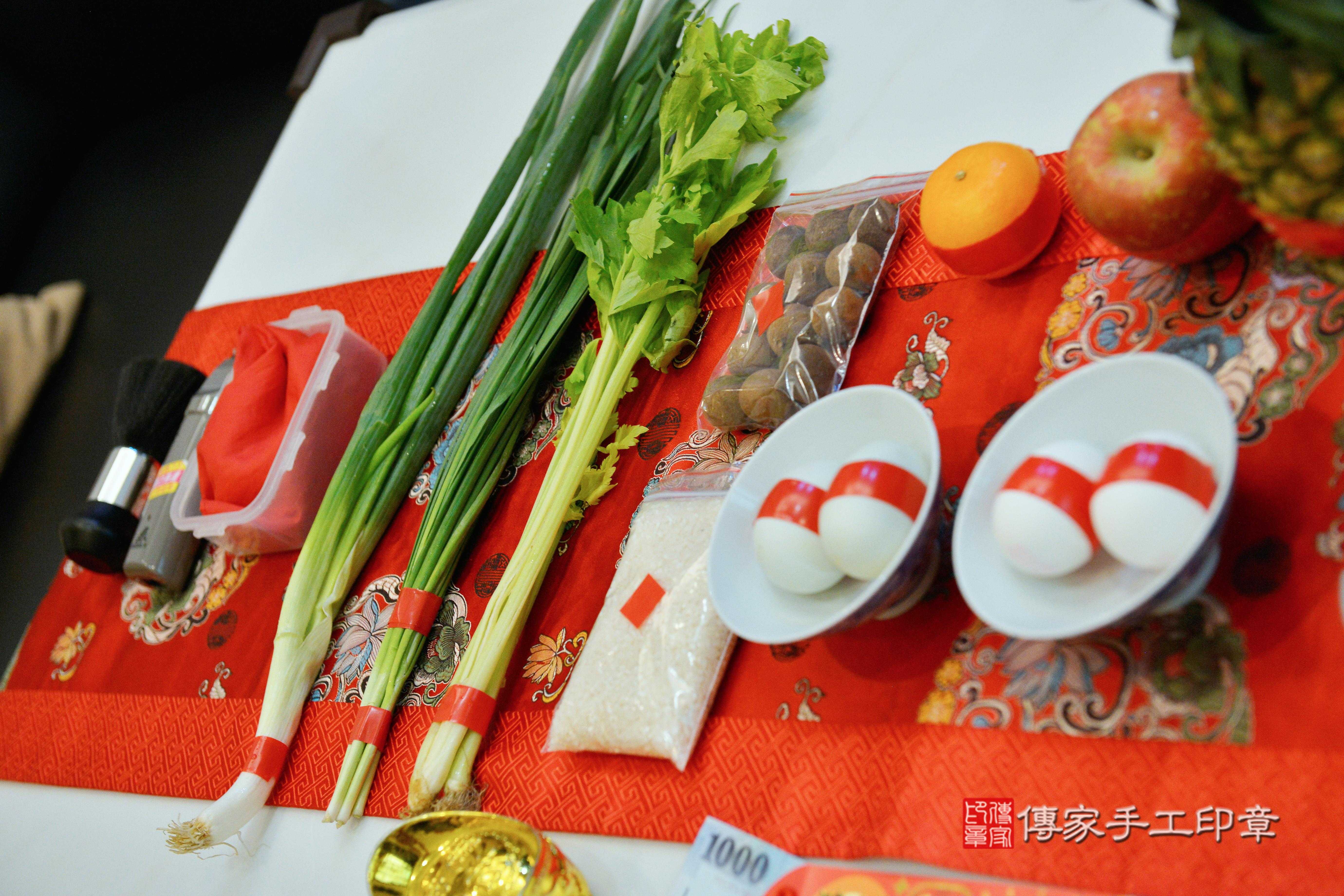 傳家手工印章高雄店、抓周、度脺、中國風會場、傳家嬰兒古禮、吉祥話、抓周道具物品24種、拍照。抓周證書。寶寶抓周、滿周歲、生日快樂、祝福