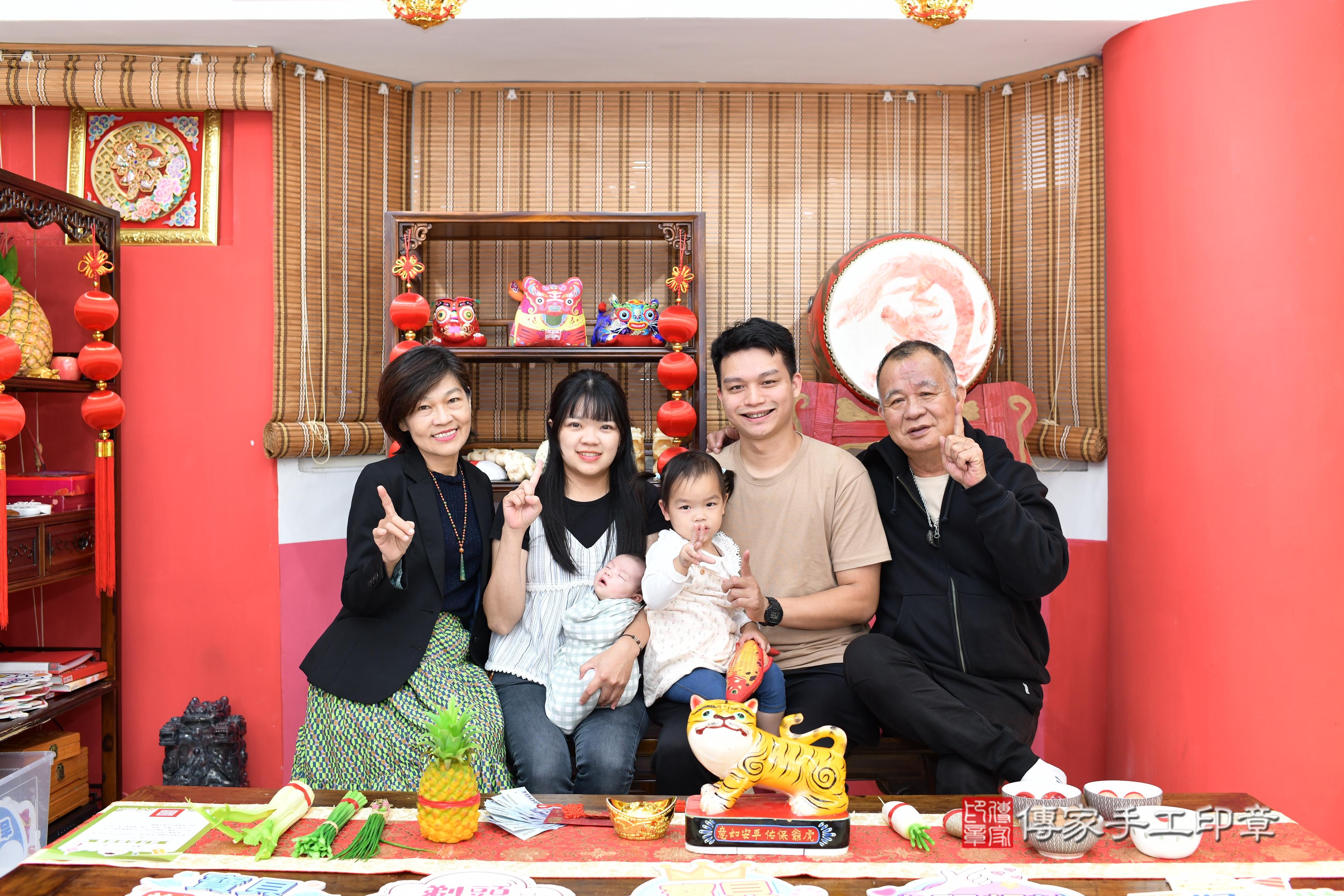 傳家手工印章高雄店、抓周、度脺、中國風會場、傳家嬰兒古禮、吉祥話、抓周道具物品24種、拍照。抓周證書。寶寶抓周、滿周歲、生日快樂、祝福