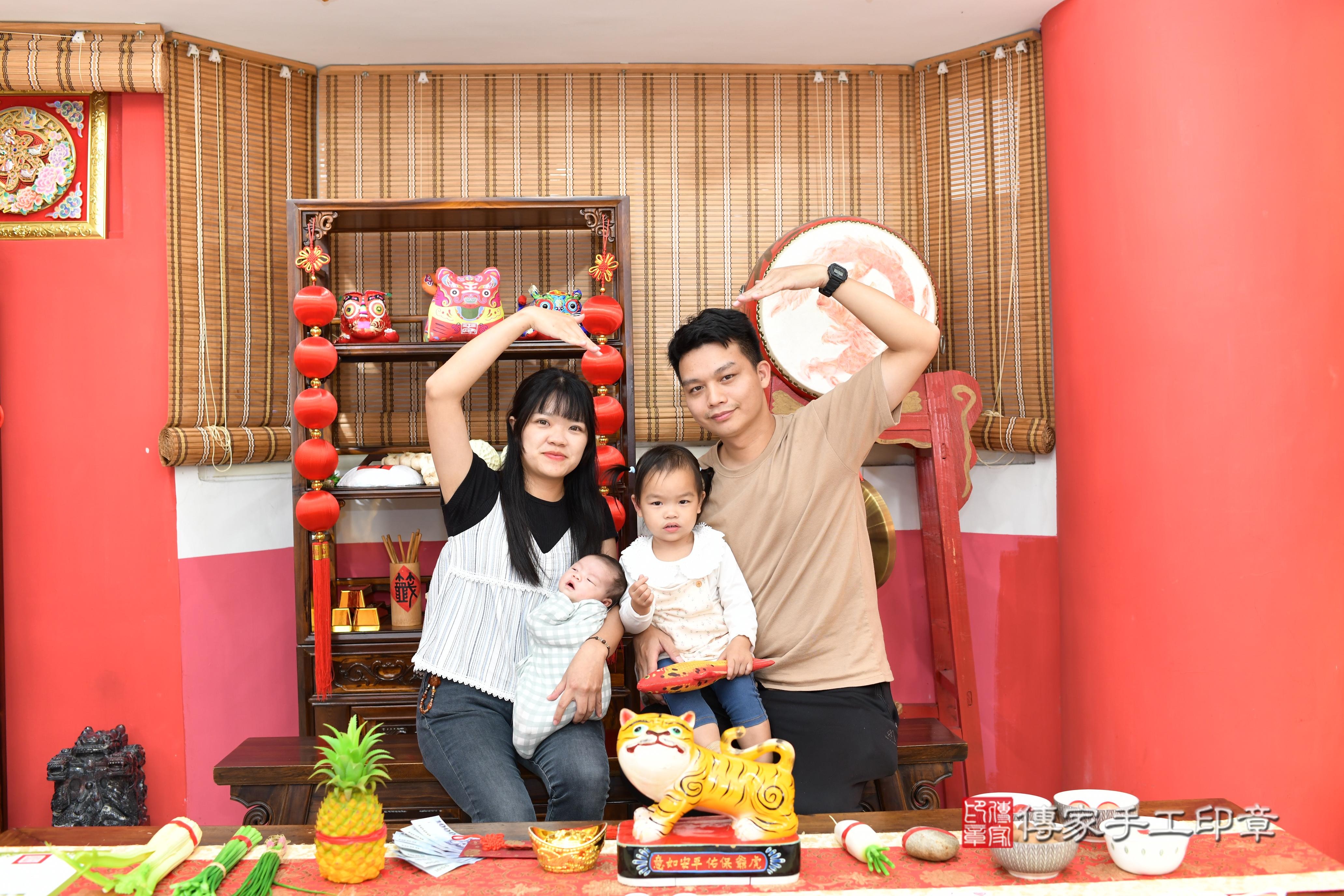 傳家手工印章高雄店、抓周、度脺、中國風會場、傳家嬰兒古禮、吉祥話、抓周道具物品24種、拍照。抓周證書。寶寶抓周、滿周歲、生日快樂、祝福