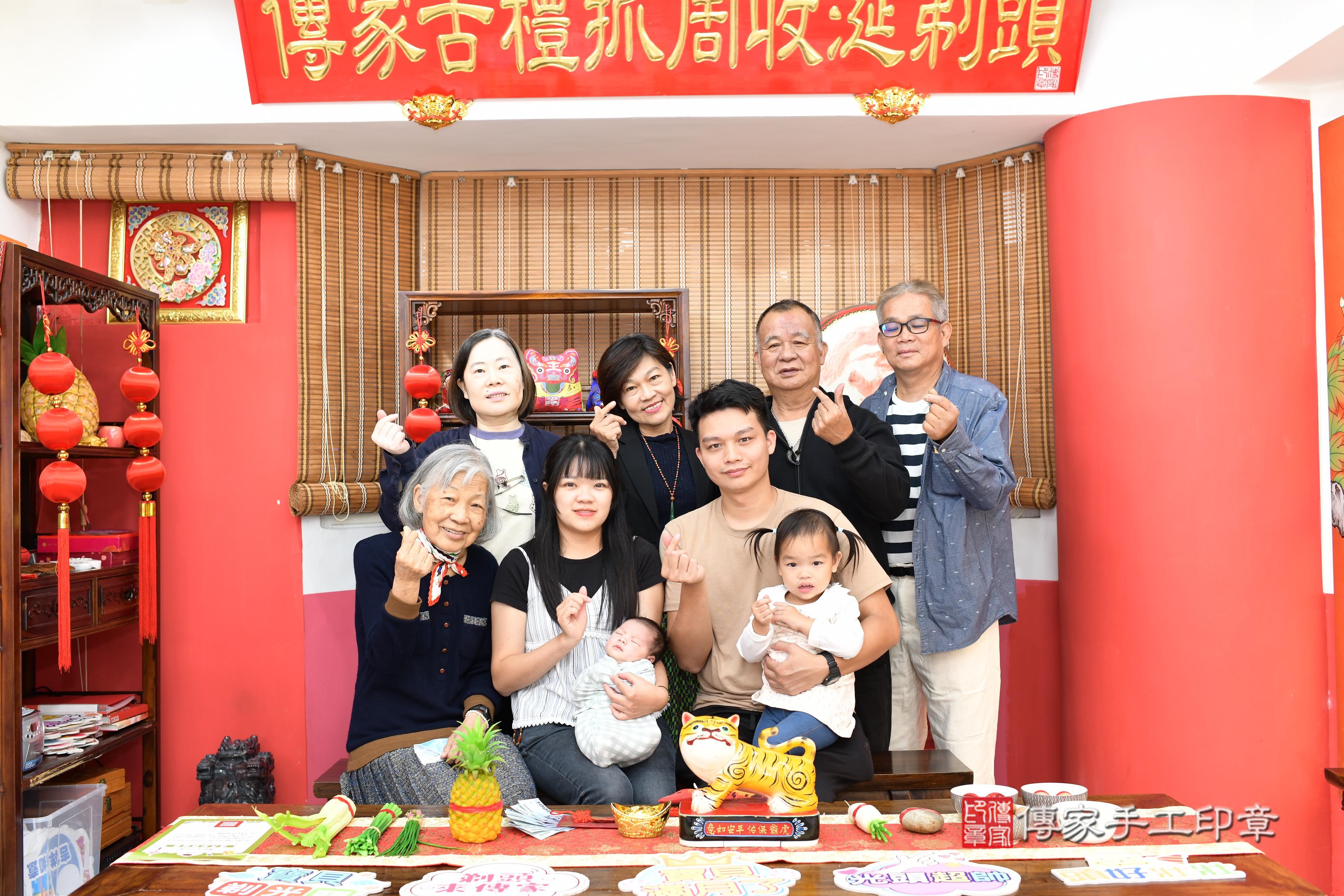 傳家手工印章高雄店、抓周、度脺、中國風會場、傳家嬰兒古禮、吉祥話、抓周道具物品24種、拍照。抓周證書。寶寶抓周、滿周歲、生日快樂、祝福