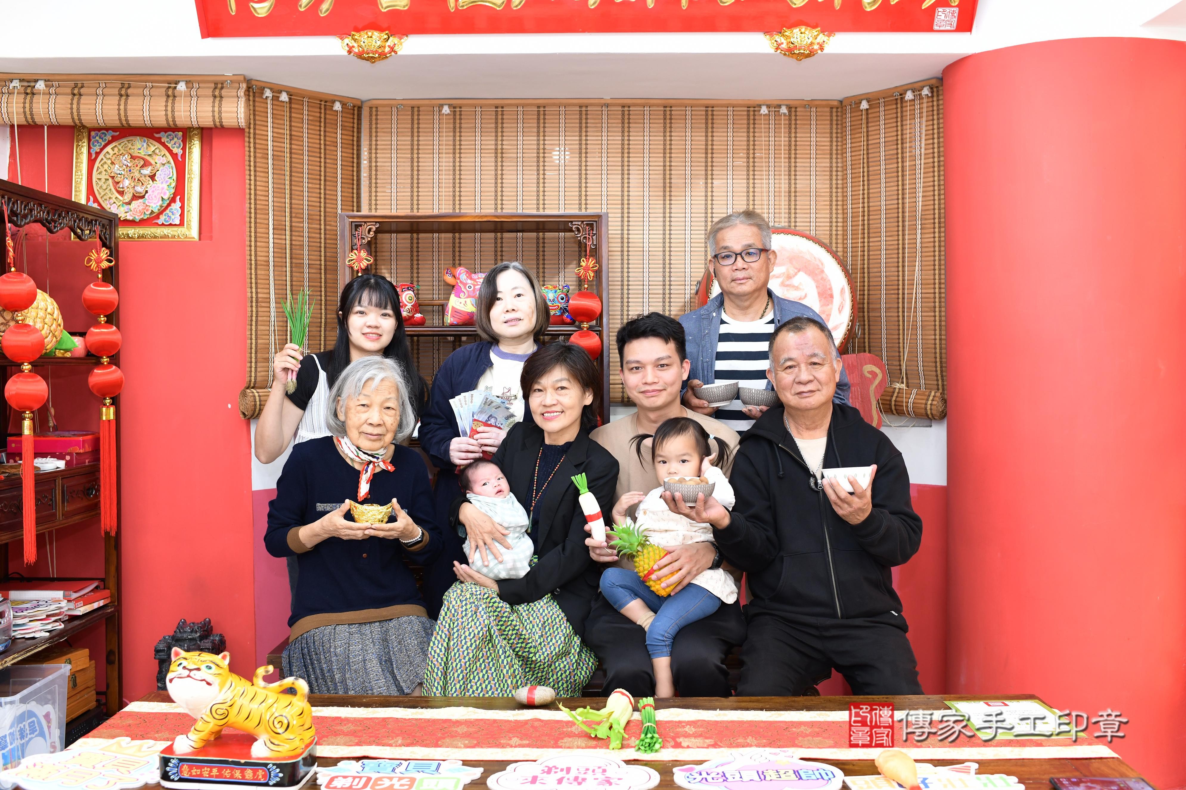 傳家手工印章高雄店、抓周、度脺、中國風會場、傳家嬰兒古禮、吉祥話、抓周道具物品24種、拍照。抓周證書。寶寶抓周、滿周歲、生日快樂、祝福