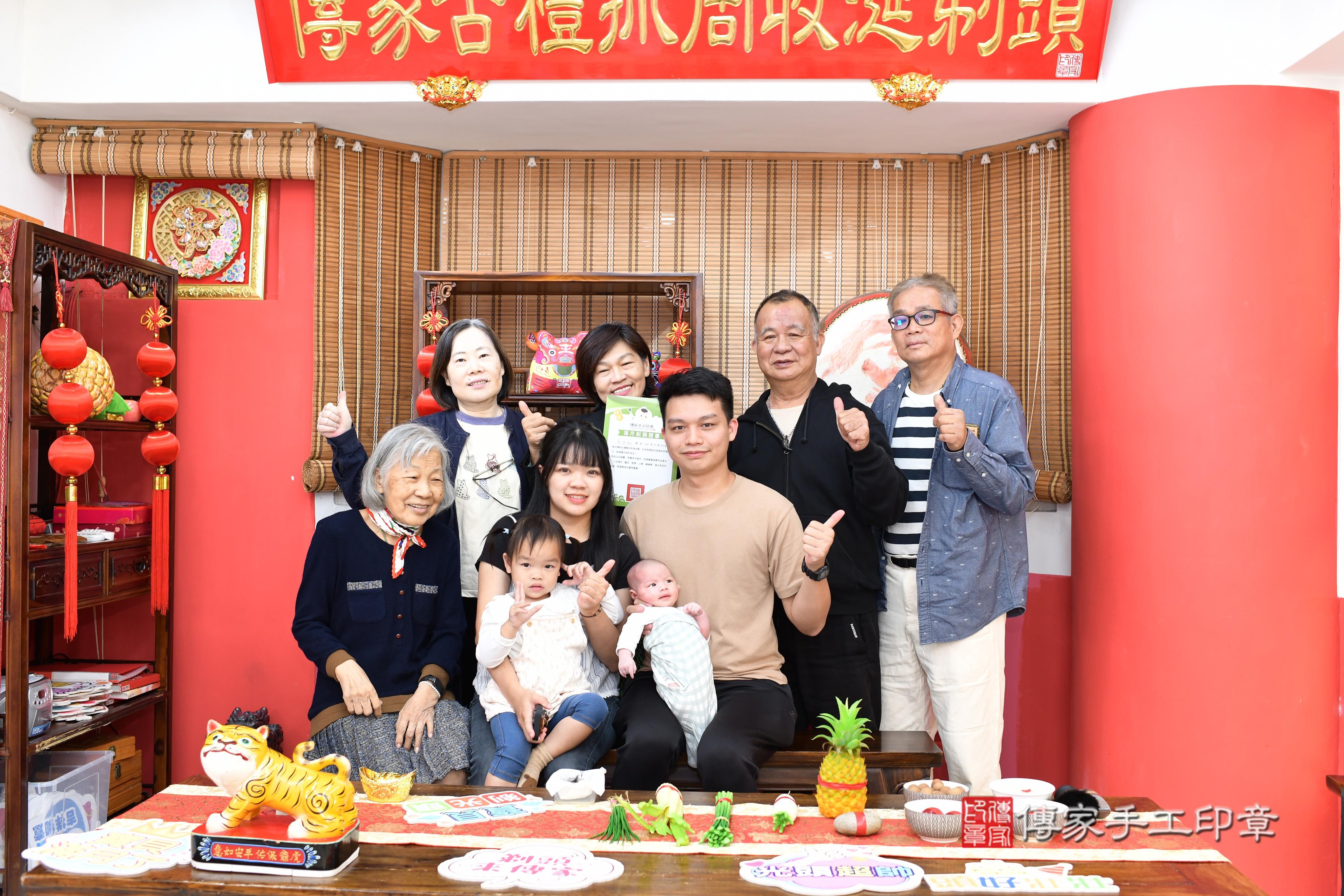 傳家手工印章高雄店、抓周、度脺、中國風會場、傳家嬰兒古禮、吉祥話、抓周道具物品24種、拍照。抓周證書。寶寶抓周、滿周歲、生日快樂、祝福