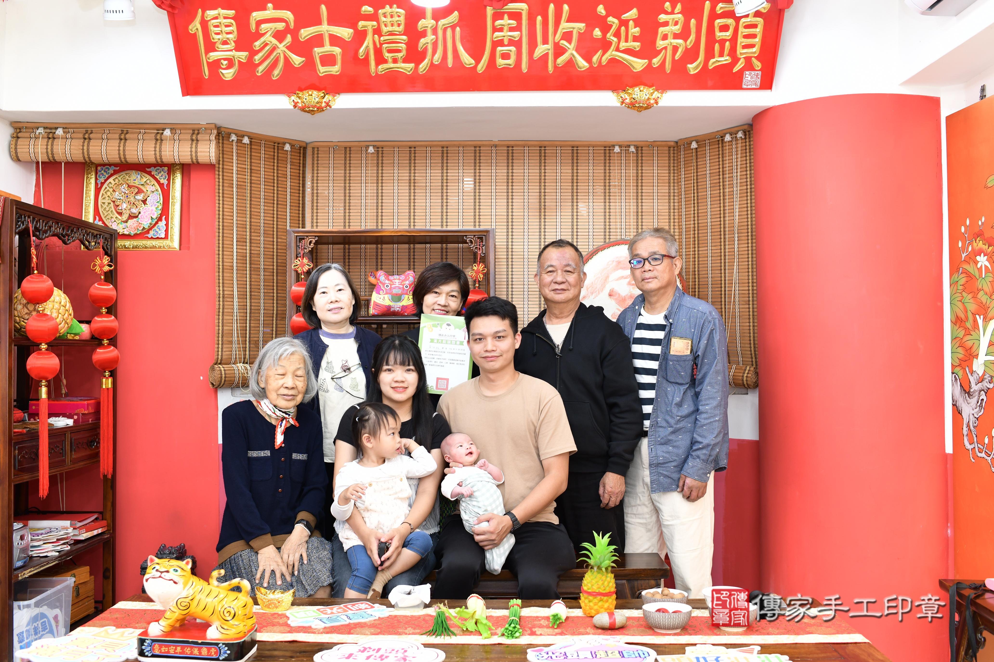 傳家手工印章高雄店、抓周、度脺、中國風會場、傳家嬰兒古禮、吉祥話、抓周道具物品24種、拍照。抓周證書。寶寶抓周、滿周歲、生日快樂、祝福