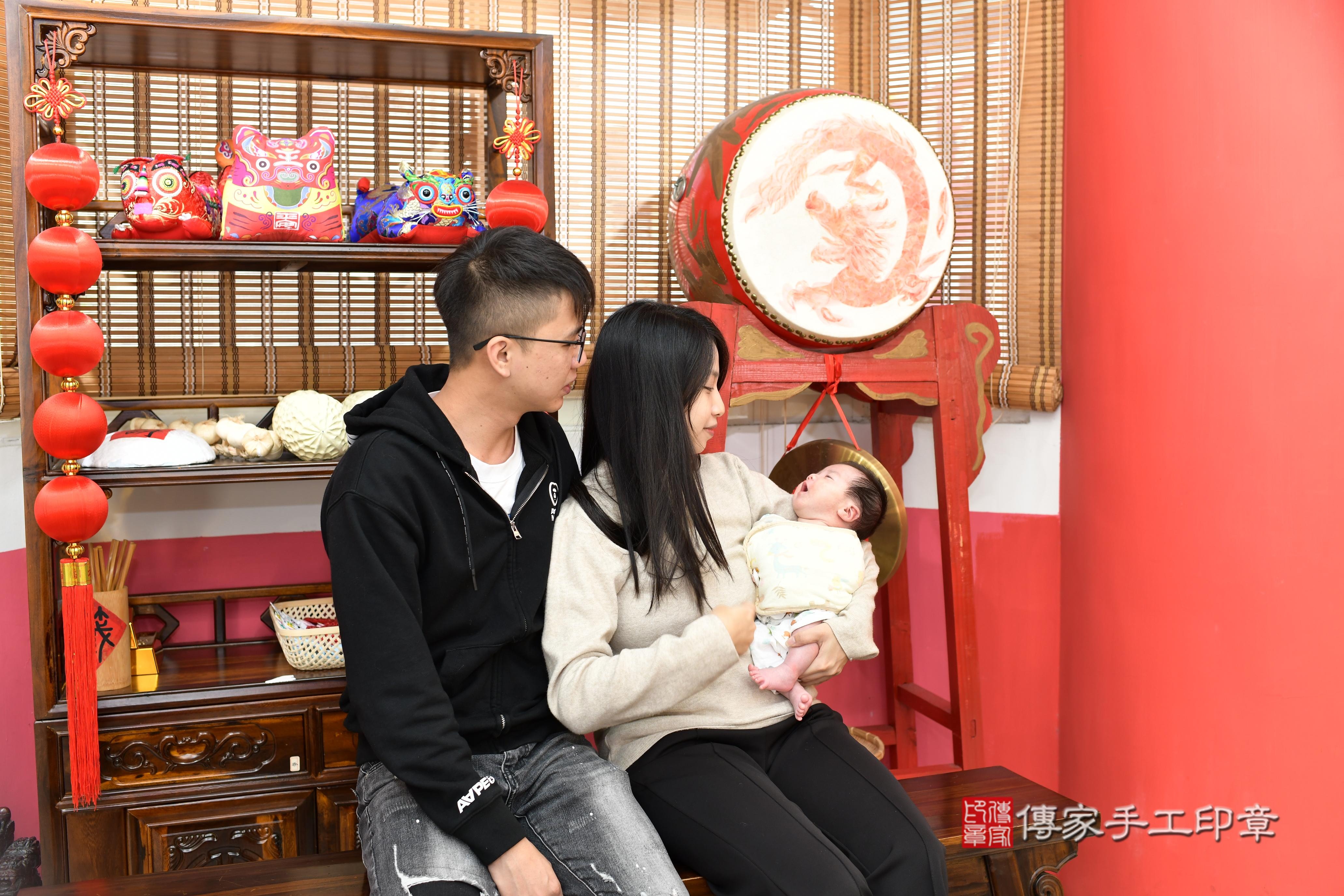 傳家手工印章高雄店、抓周、度脺、中國風會場、傳家嬰兒古禮、吉祥話、抓周道具物品24種、拍照。抓周證書。寶寶抓周、滿周歲、生日快樂、祝福