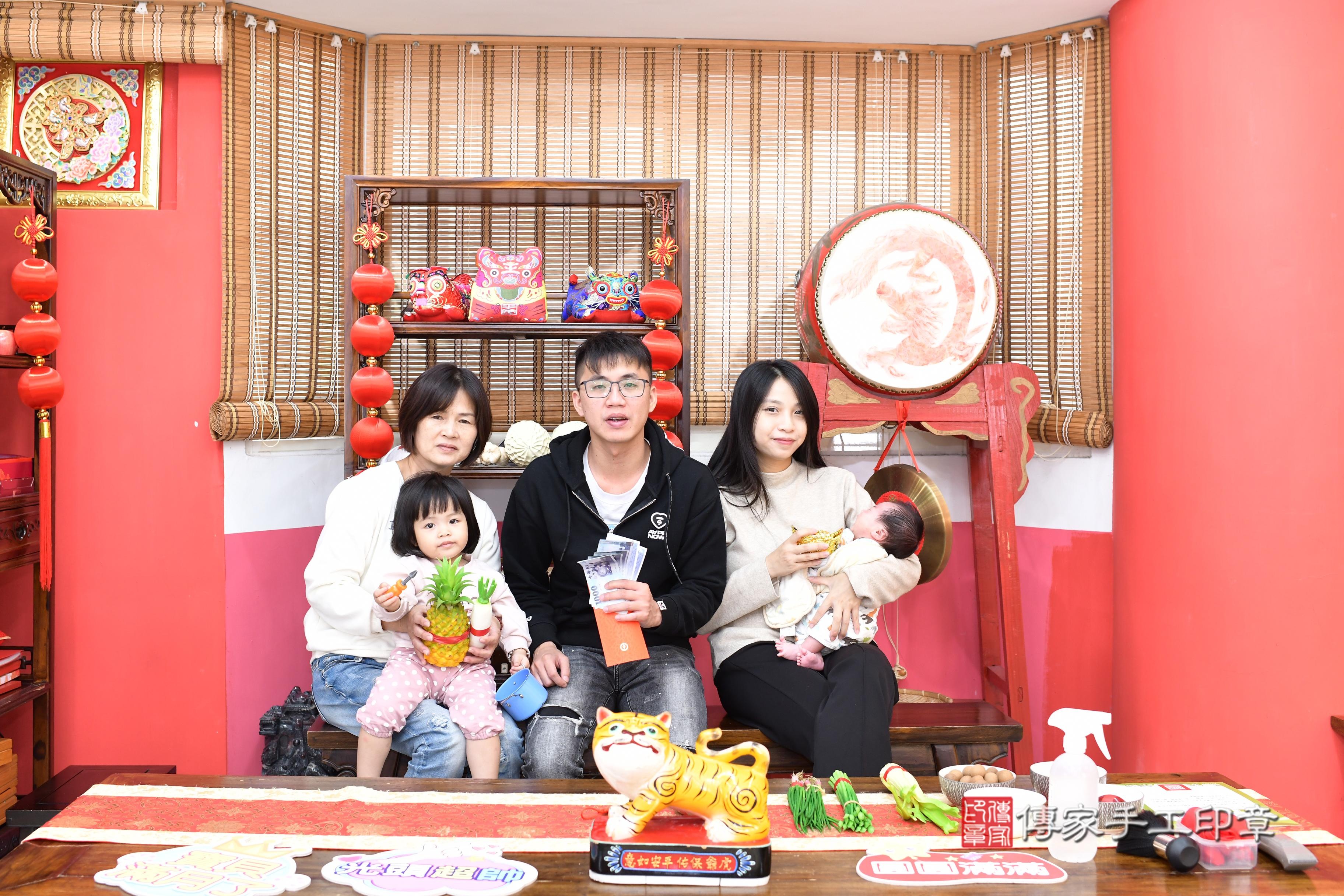 傳家手工印章高雄店、抓周、度脺、中國風會場、傳家嬰兒古禮、吉祥話、抓周道具物品24種、拍照。抓周證書。寶寶抓周、滿周歲、生日快樂、祝福