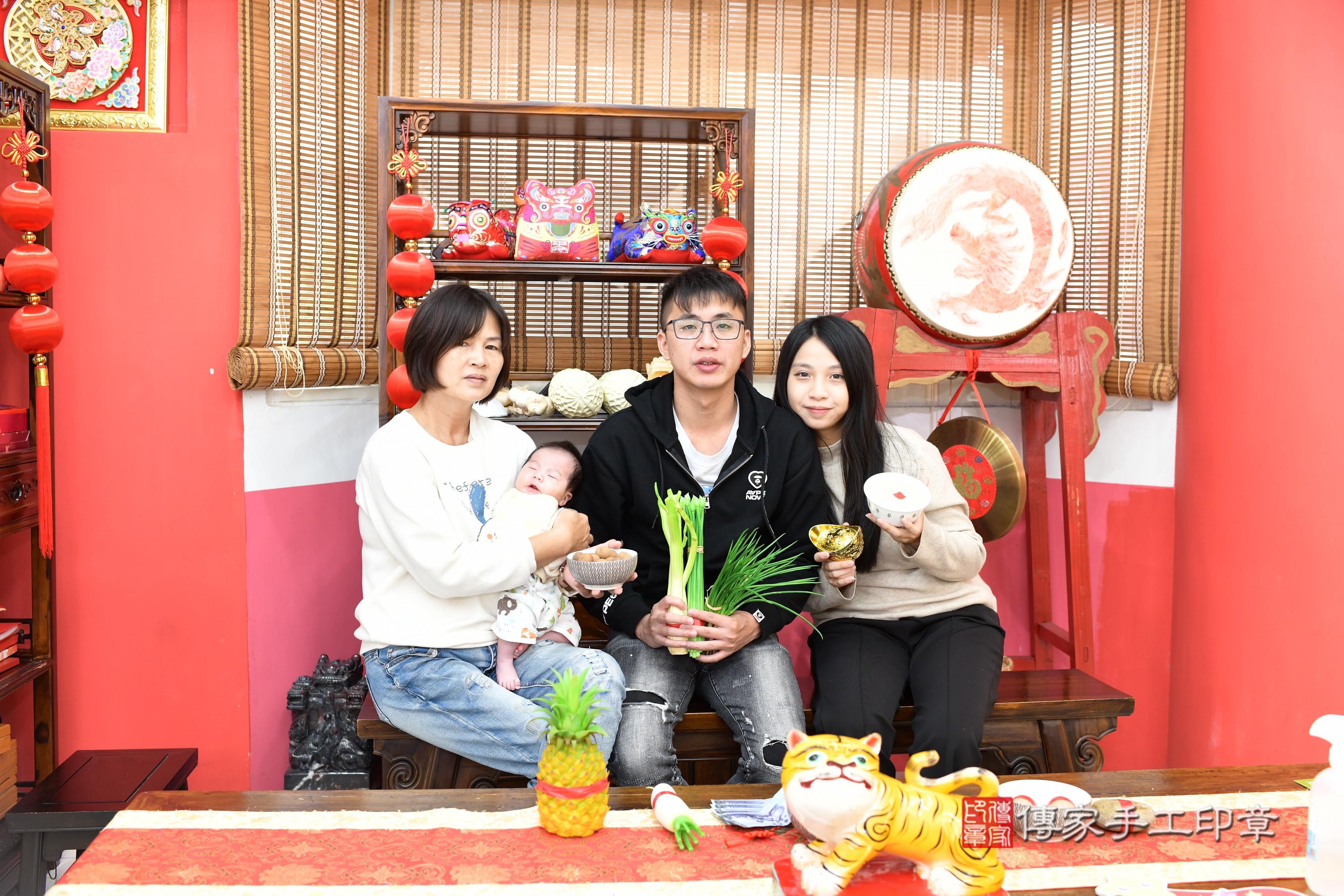 傳家手工印章高雄店、抓周、度脺、中國風會場、傳家嬰兒古禮、吉祥話、抓周道具物品24種、拍照。抓周證書。寶寶抓周、滿周歲、生日快樂、祝福