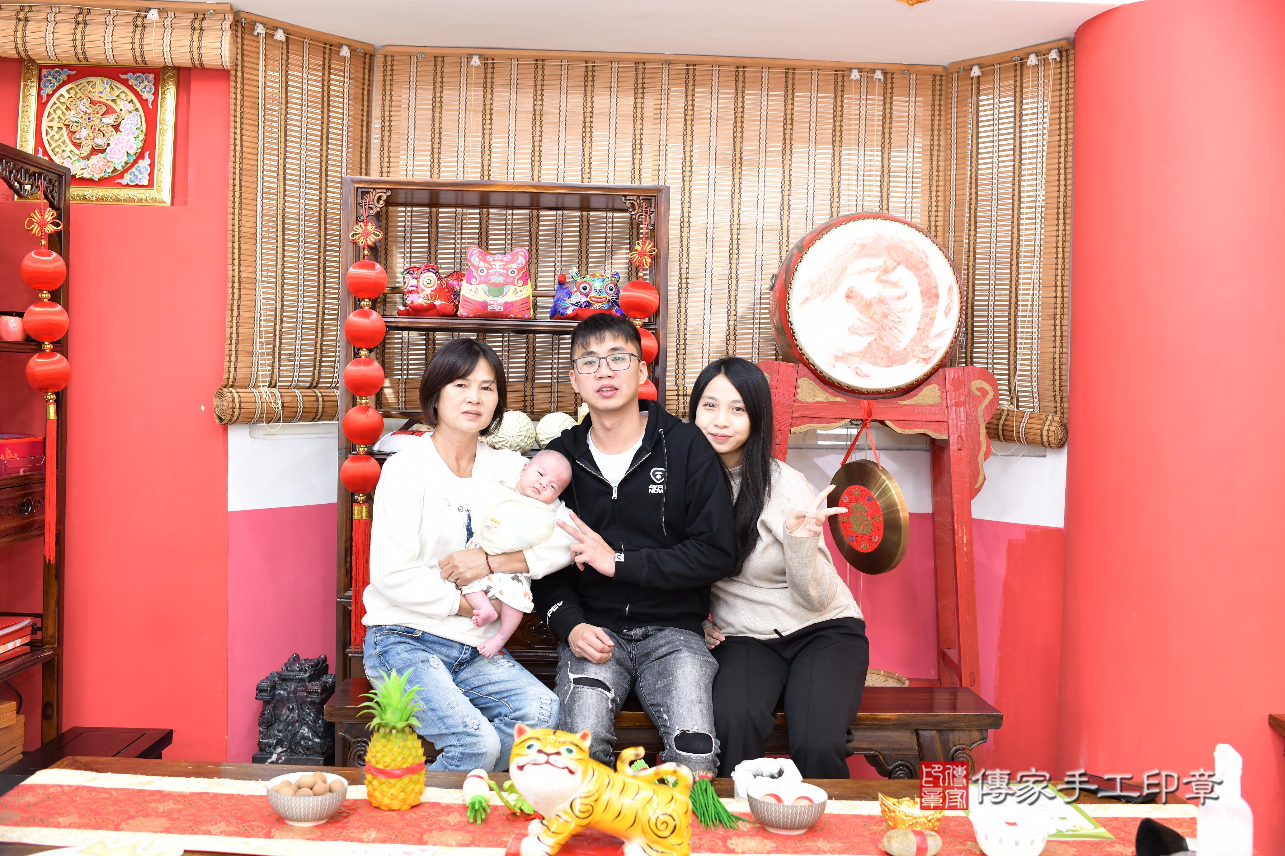 傳家手工印章高雄店、抓周、度脺、中國風會場、傳家嬰兒古禮、吉祥話、抓周道具物品24種、拍照。抓周證書。寶寶抓周、滿周歲、生日快樂、祝福