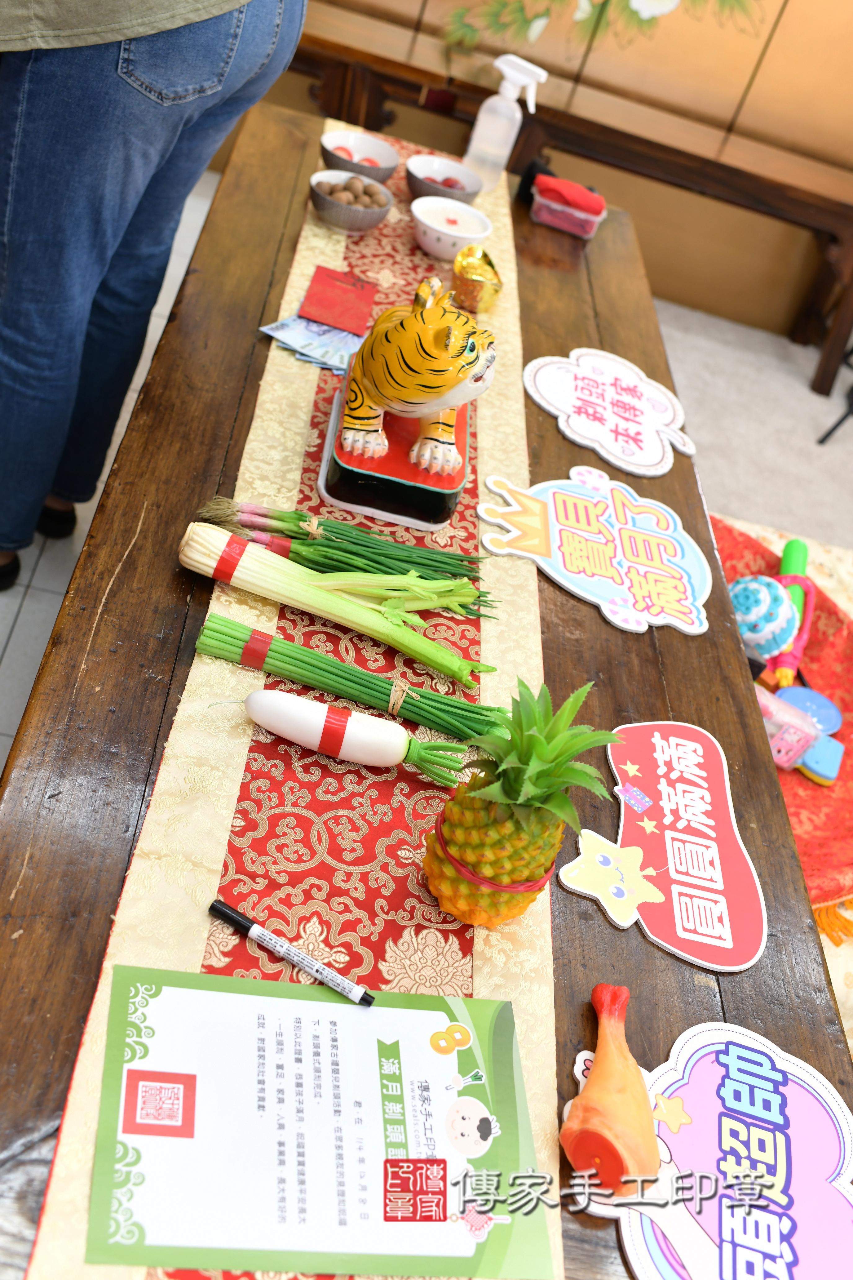 傳家手工印章高雄店、抓周、度脺、中國風會場、傳家嬰兒古禮、吉祥話、抓周道具物品24種、拍照。抓周證書。寶寶抓周、滿周歲、生日快樂、祝福