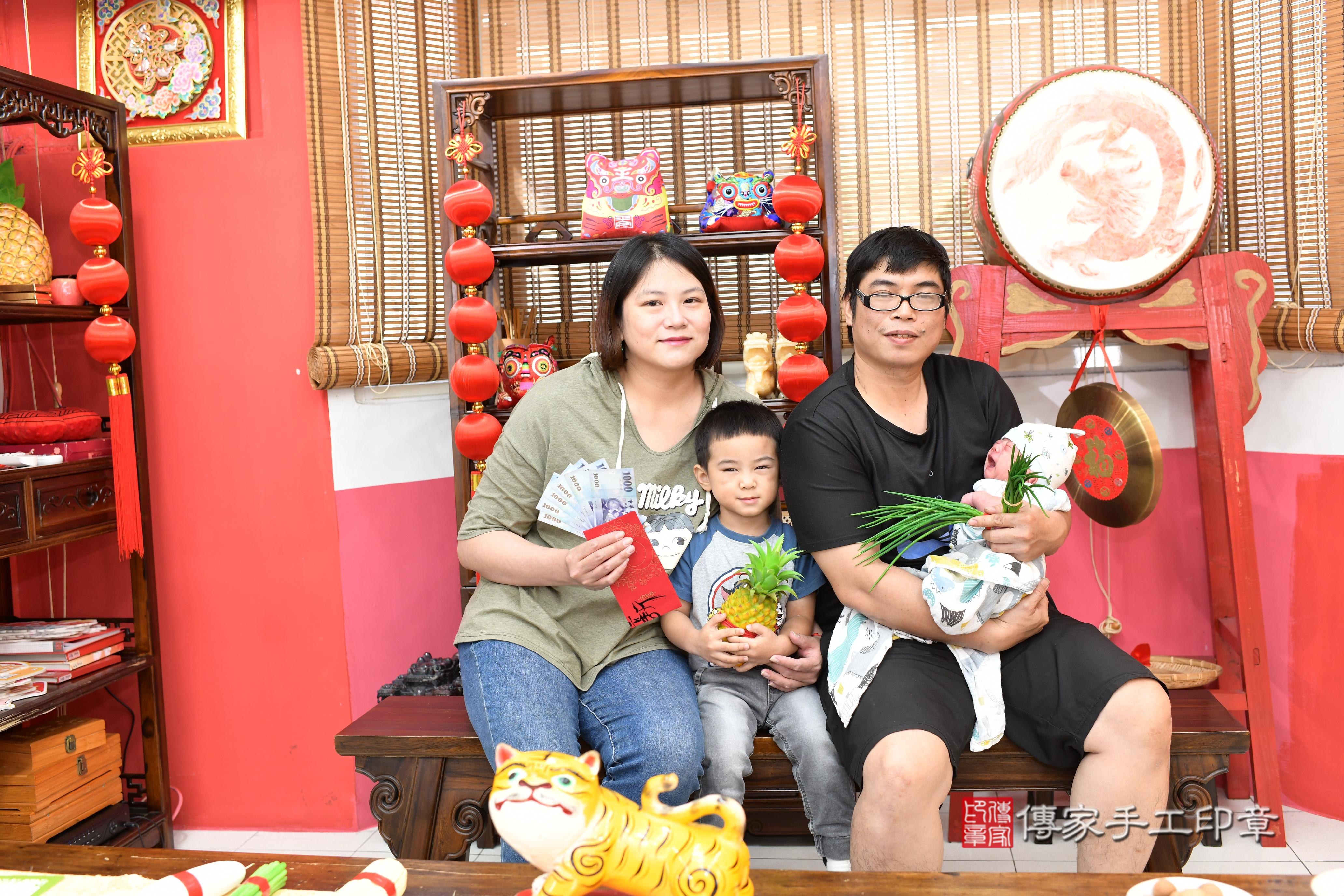 傳家手工印章高雄店、抓周、度脺、中國風會場、傳家嬰兒古禮、吉祥話、抓周道具物品24種、拍照。抓周證書。寶寶抓周、滿周歲、生日快樂、祝福