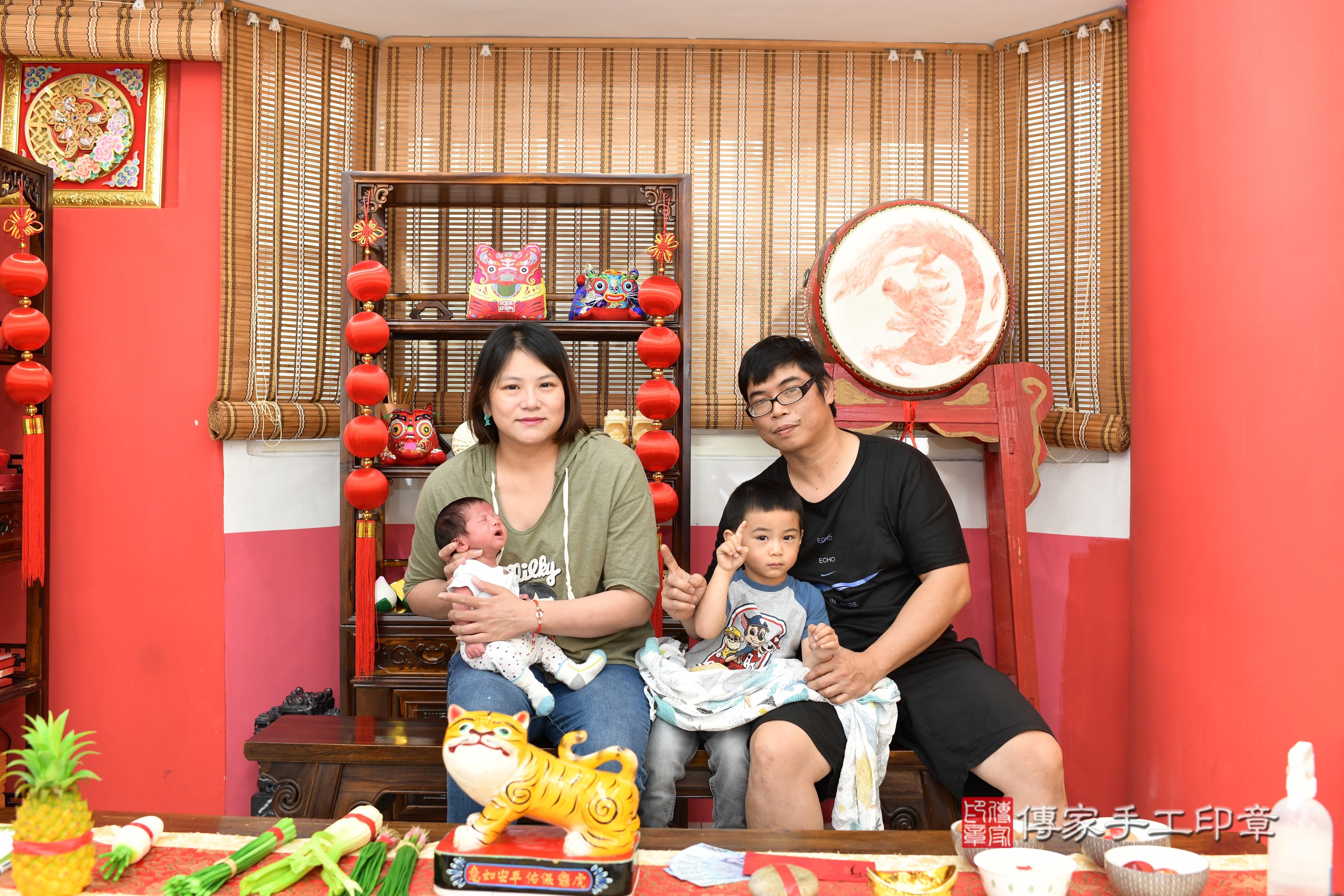 傳家手工印章高雄店、抓周、度脺、中國風會場、傳家嬰兒古禮、吉祥話、抓周道具物品24種、拍照。抓周證書。寶寶抓周、滿周歲、生日快樂、祝福