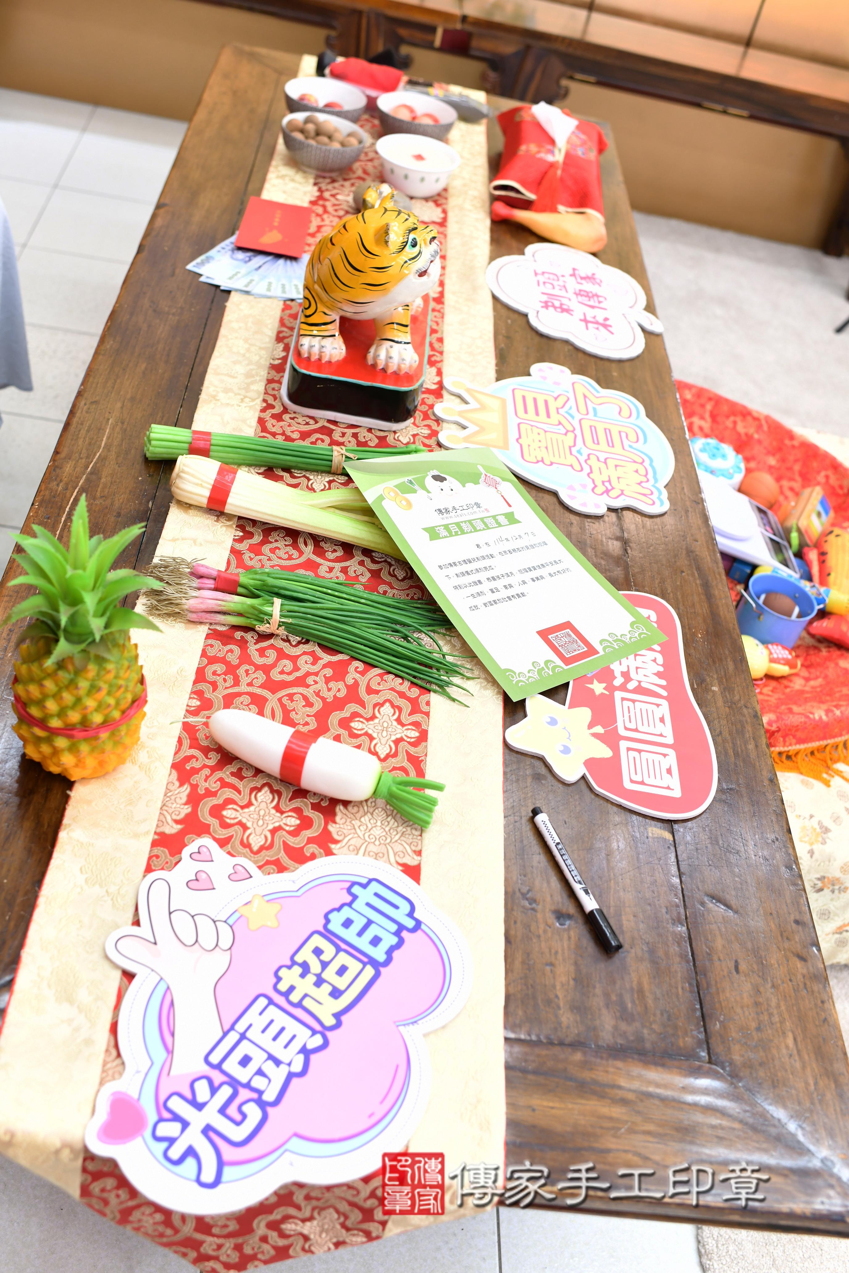 傳家手工印章高雄店、抓周、度脺、中國風會場、傳家嬰兒古禮、吉祥話、抓周道具物品24種、拍照。抓周證書。寶寶抓周、滿周歲、生日快樂、祝福