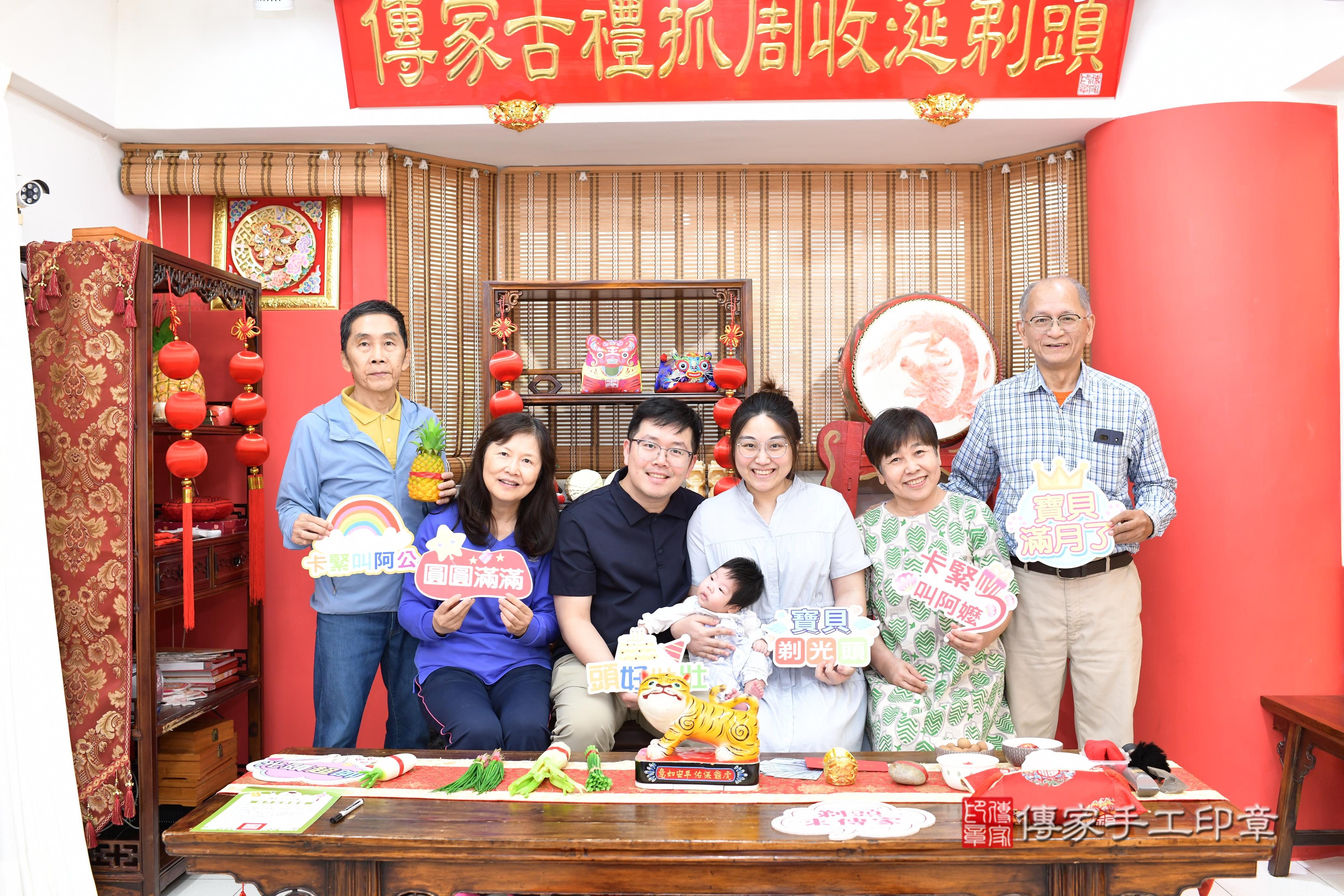 傳家手工印章高雄店、抓周、度脺、中國風會場、傳家嬰兒古禮、吉祥話、抓周道具物品24種、拍照。抓周證書。寶寶抓周、滿周歲、生日快樂、祝福