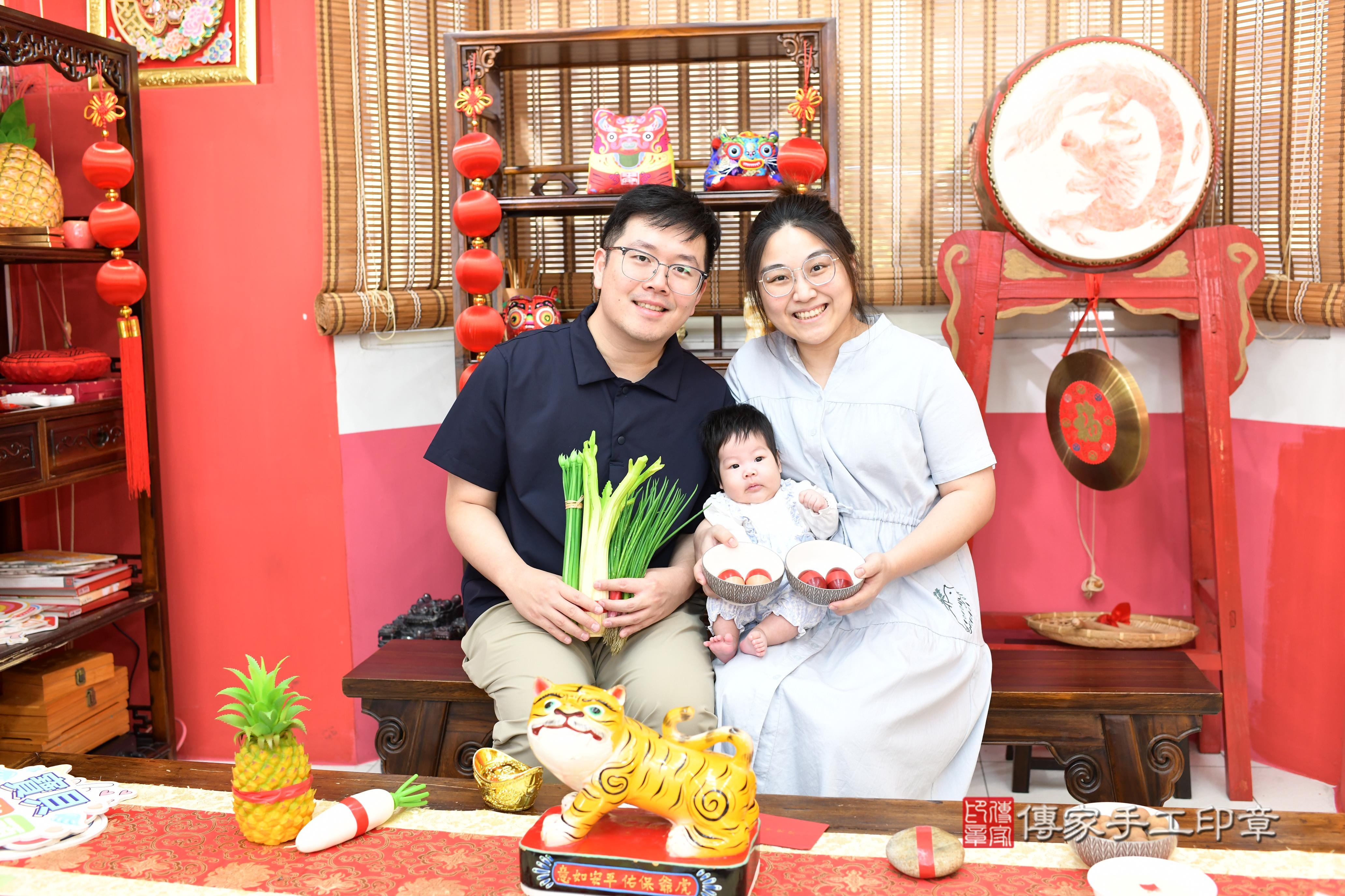 傳家手工印章高雄店、抓周、度脺、中國風會場、傳家嬰兒古禮、吉祥話、抓周道具物品24種、拍照。抓周證書。寶寶抓周、滿周歲、生日快樂、祝福