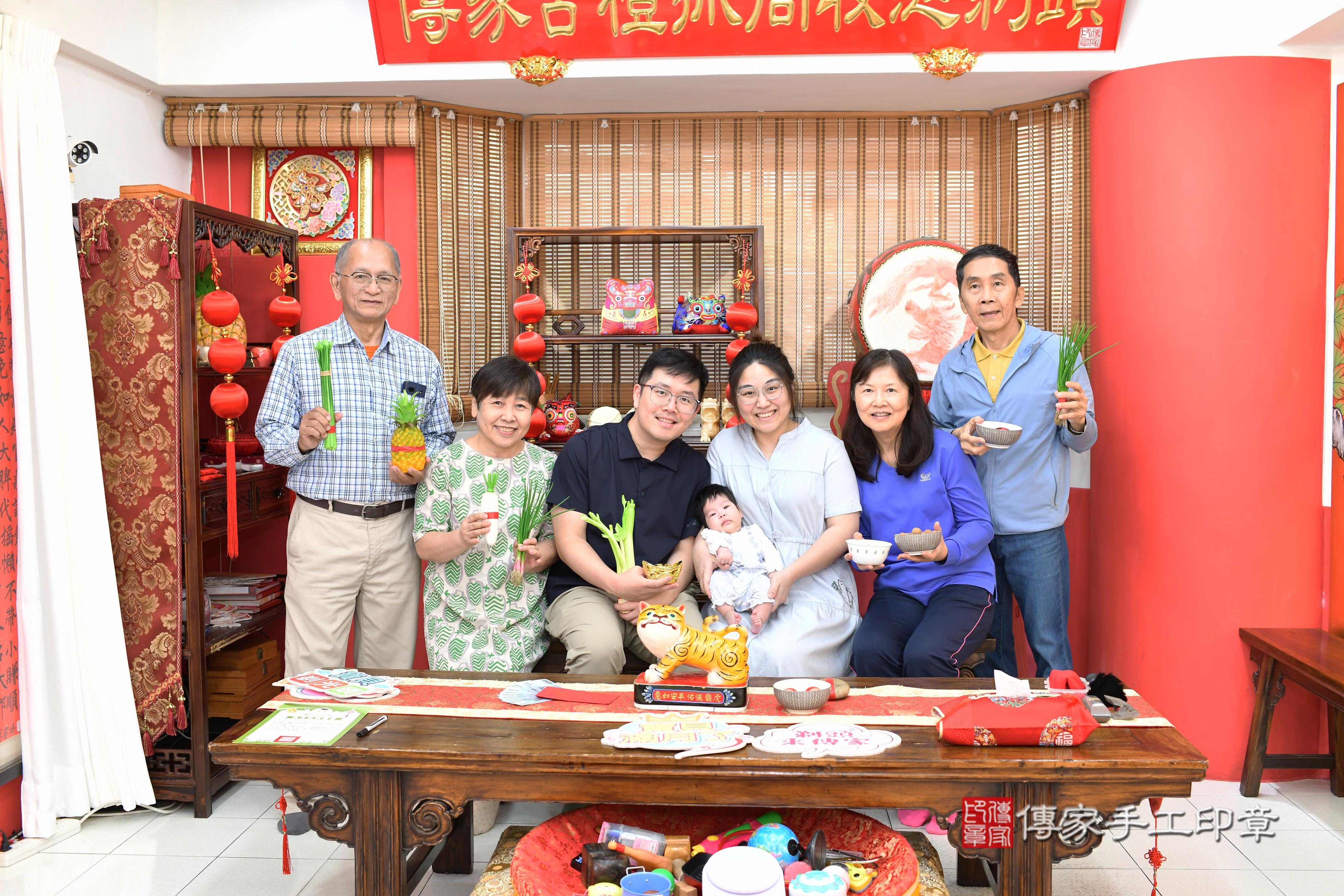 傳家手工印章高雄店、抓周、度脺、中國風會場、傳家嬰兒古禮、吉祥話、抓周道具物品24種、拍照。抓周證書。寶寶抓周、滿周歲、生日快樂、祝福