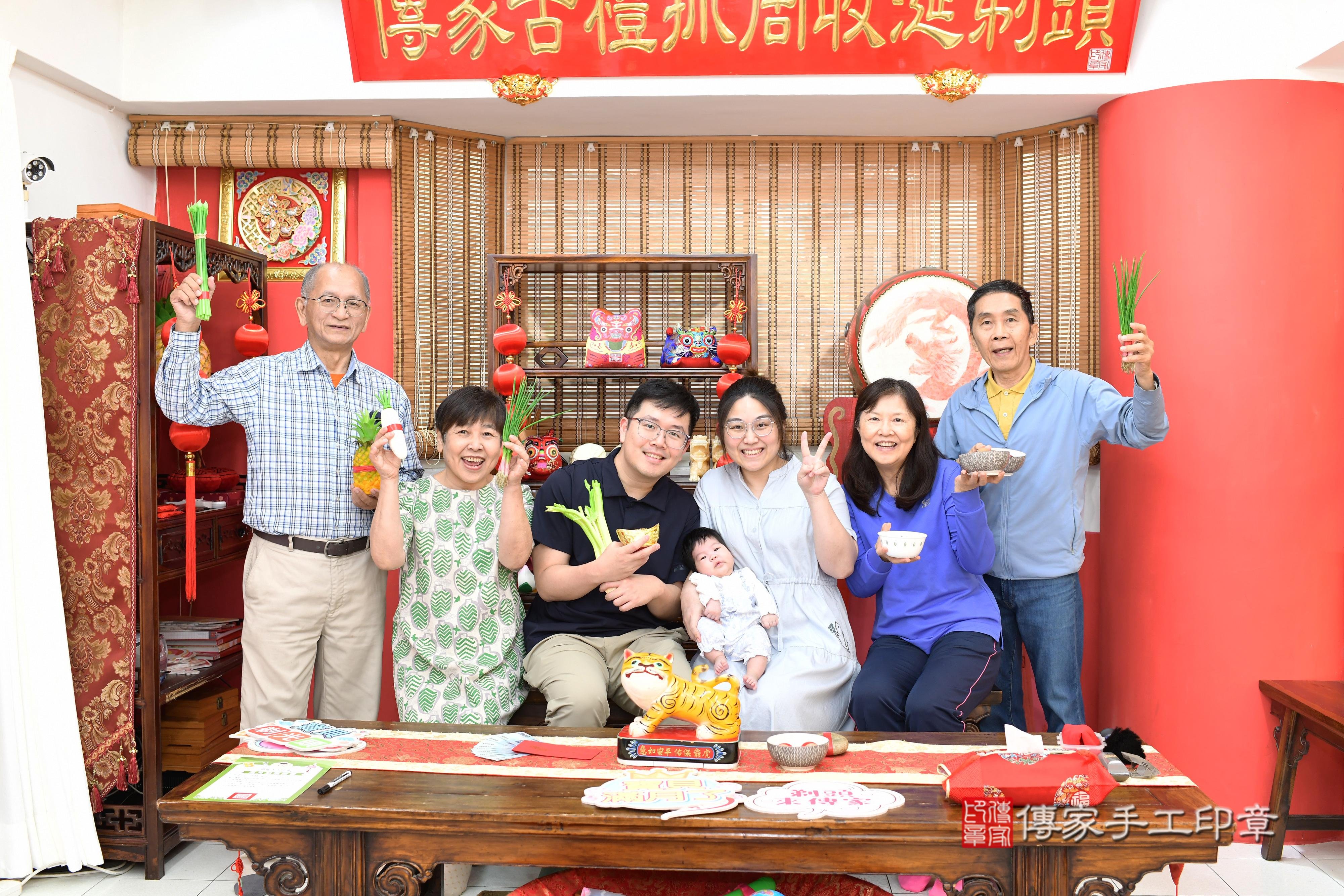 傳家手工印章高雄店、抓周、度脺、中國風會場、傳家嬰兒古禮、吉祥話、抓周道具物品24種、拍照。抓周證書。寶寶抓周、滿周歲、生日快樂、祝福