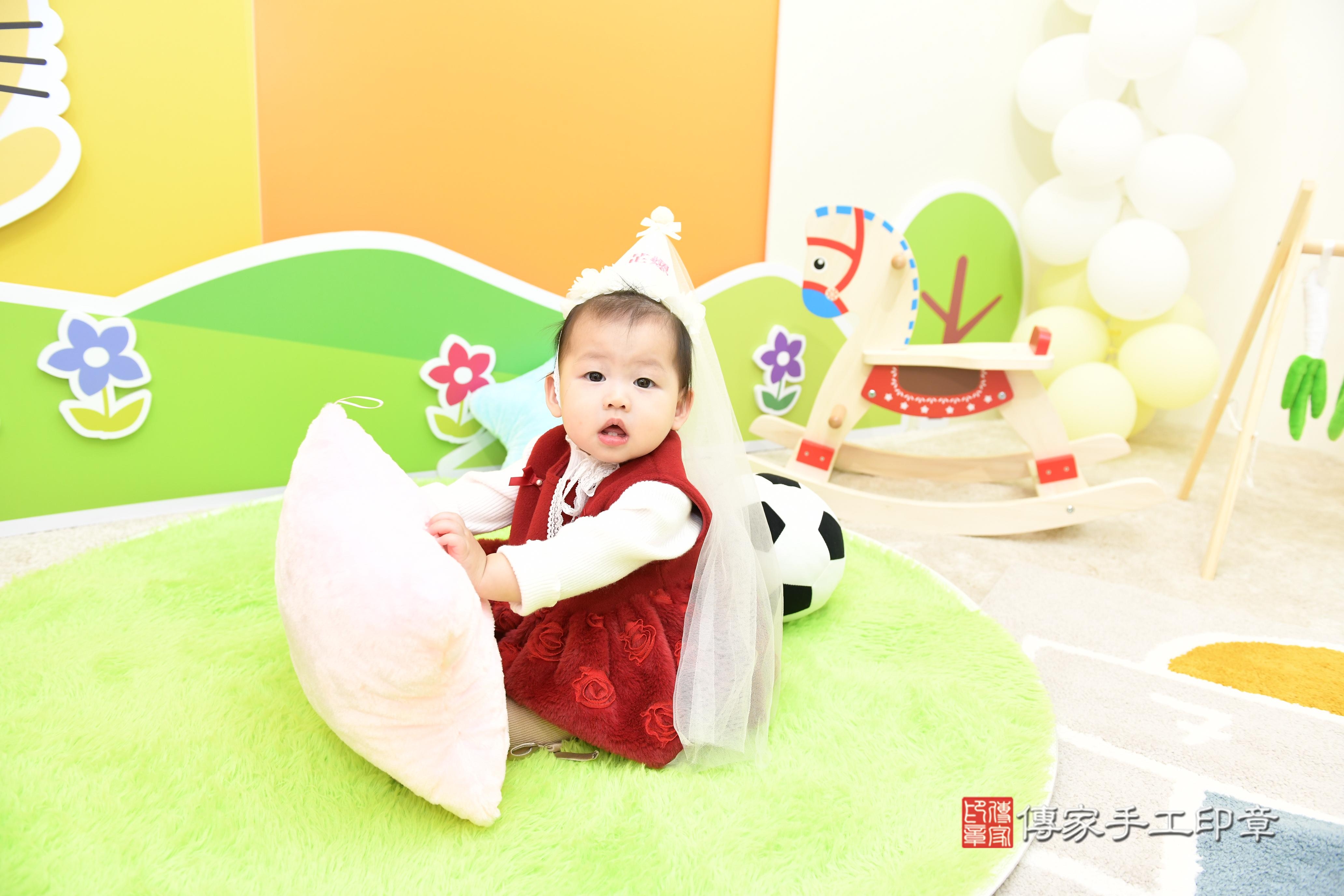 傳家手工印章台南店、抓周、度脺、美式風會場、傳家嬰兒古禮、吉祥話、抓周道具物品24種、拍照。抓周證書。寶寶抓周、滿周歲、生日快樂、祝福