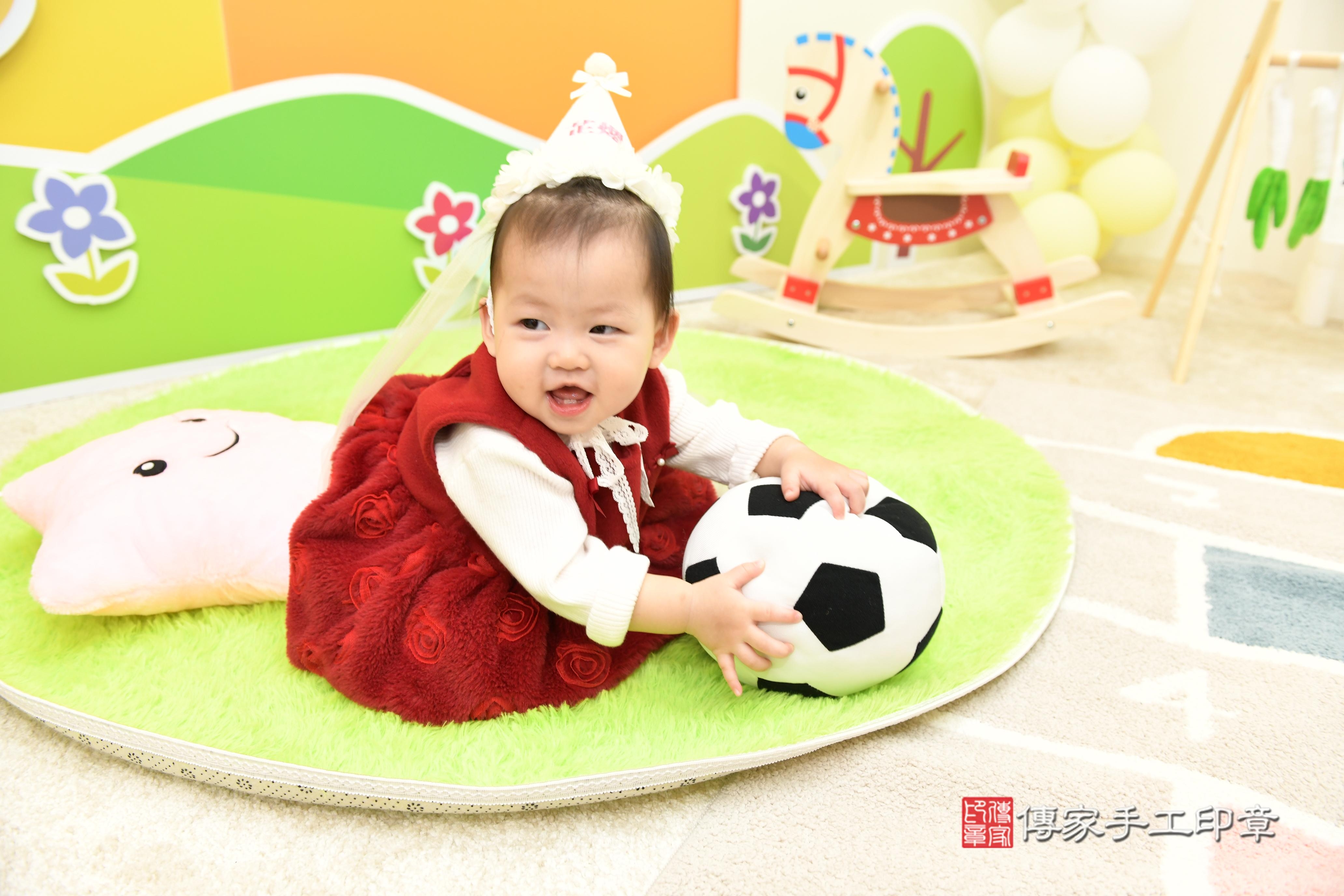 傳家手工印章台南店、抓周、度脺、美式風會場、傳家嬰兒古禮、吉祥話、抓周道具物品24種、拍照。抓周證書。寶寶抓周、滿周歲、生日快樂、祝福