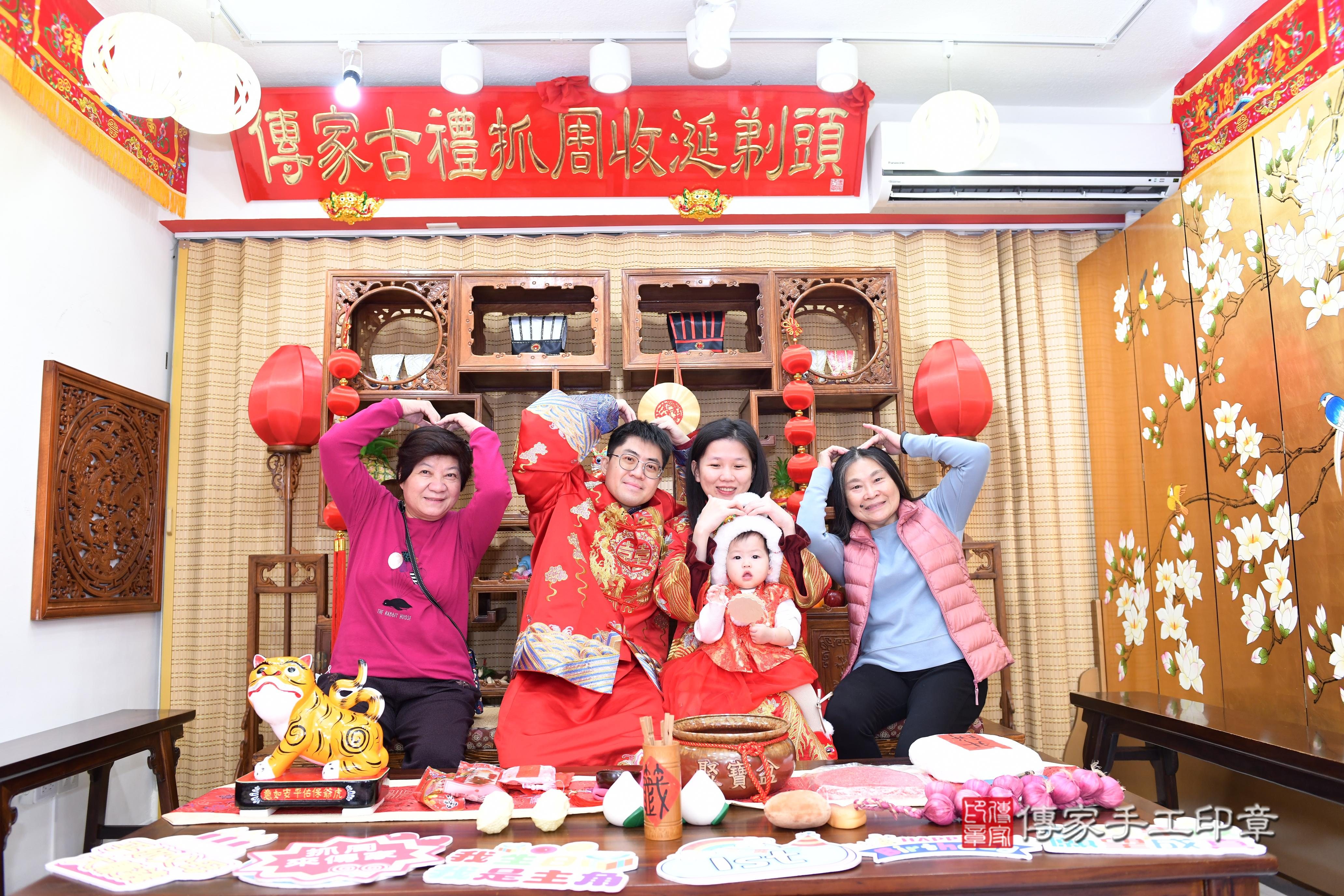 傳家手工印章台南店、抓周、度脺、美式風會場、傳家嬰兒古禮、吉祥話、抓周道具物品24種、拍照。抓周證書。寶寶抓周、滿周歲、生日快樂、祝福