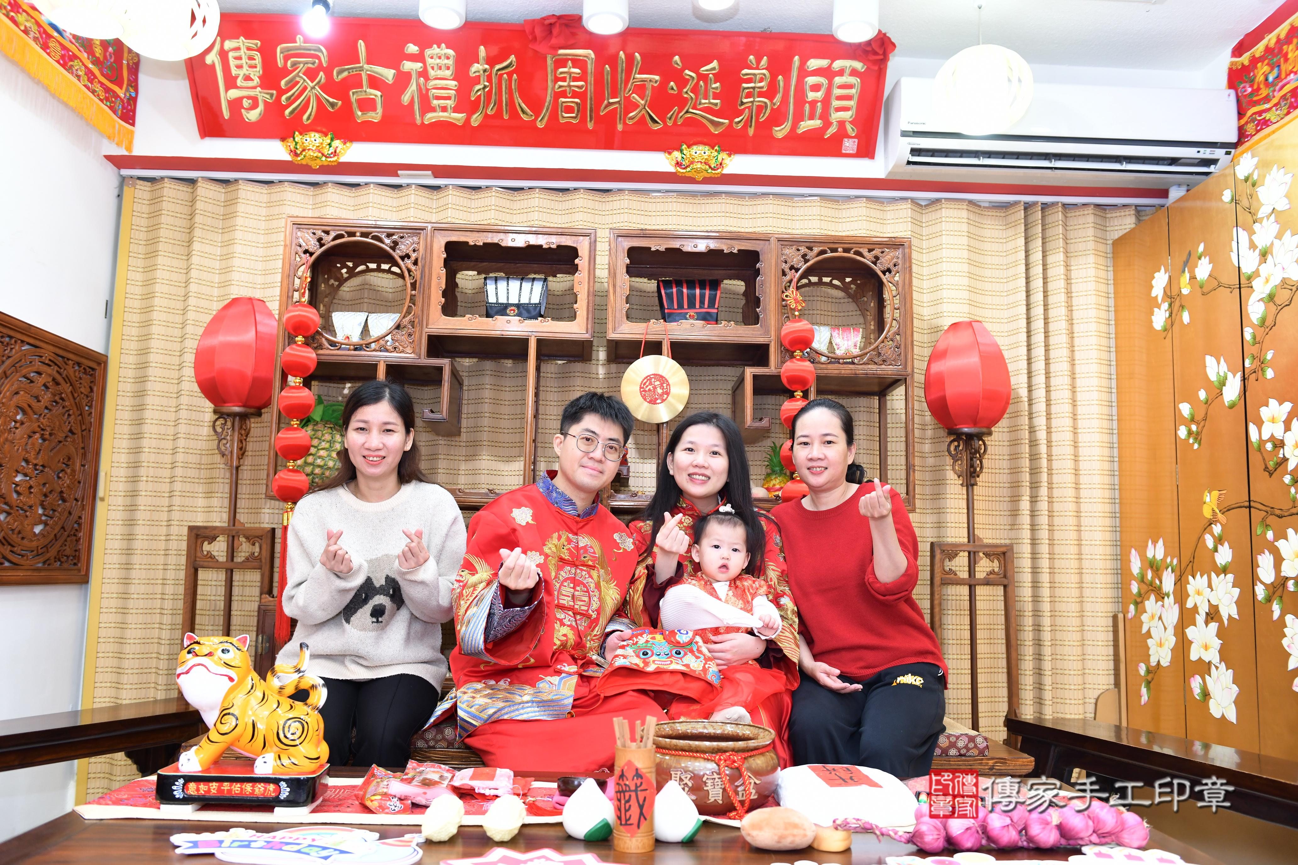 傳家手工印章台南店、抓周、度脺、美式風會場、傳家嬰兒古禮、吉祥話、抓周道具物品24種、拍照。抓周證書。寶寶抓周、滿周歲、生日快樂、祝福