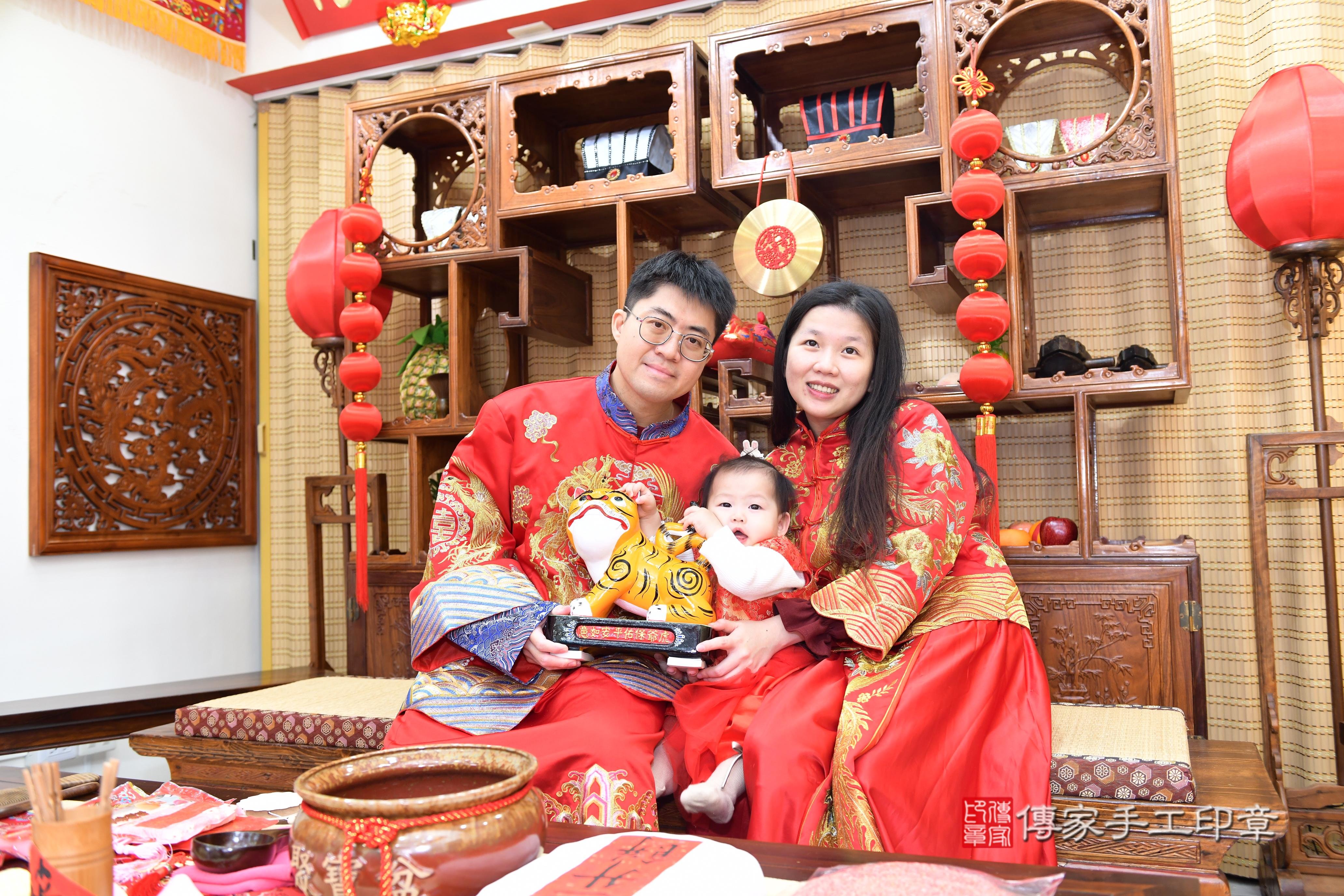 傳家手工印章台南店、抓周、度脺、美式風會場、傳家嬰兒古禮、吉祥話、抓周道具物品24種、拍照。抓周證書。寶寶抓周、滿周歲、生日快樂、祝福