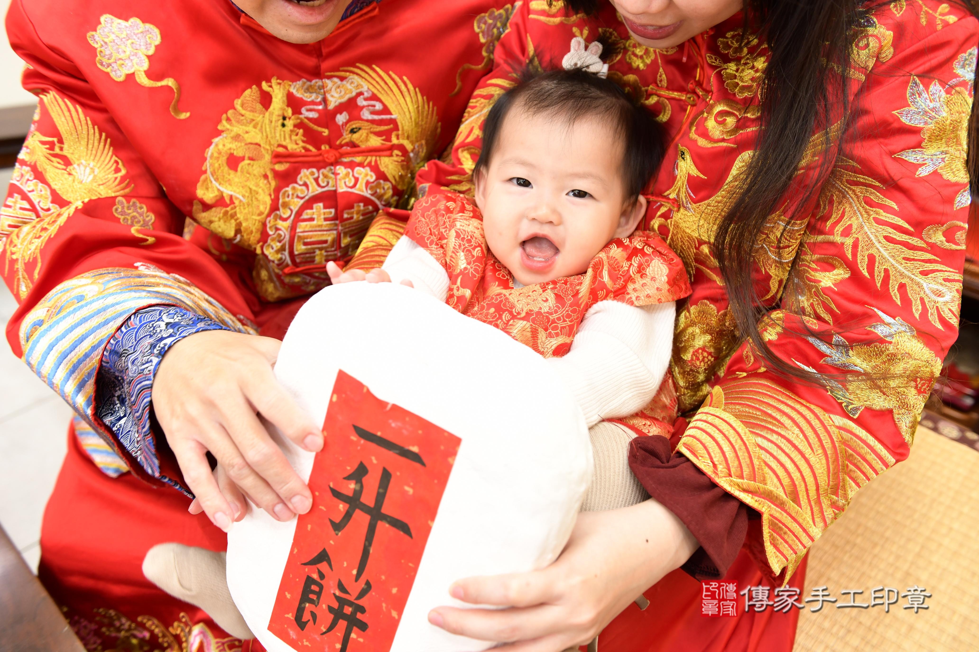 傳家手工印章台南店、抓周、度脺、美式風會場、傳家嬰兒古禮、吉祥話、抓周道具物品24種、拍照。抓周證書。寶寶抓周、滿周歲、生日快樂、祝福