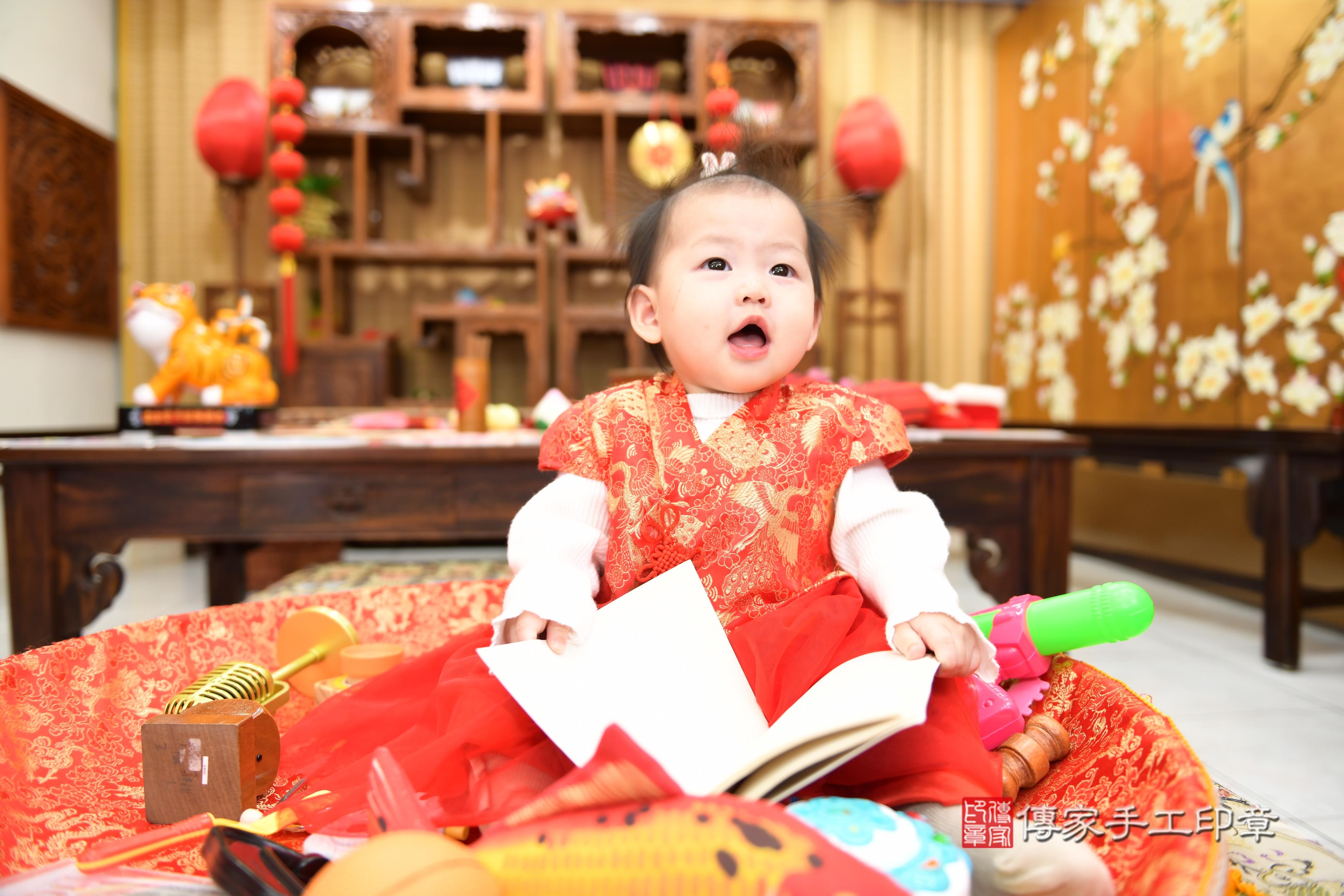 傳家手工印章台南店、抓周、度脺、美式風會場、傳家嬰兒古禮、吉祥話、抓周道具物品24種、拍照。抓周證書。寶寶抓周、滿周歲、生日快樂、祝福