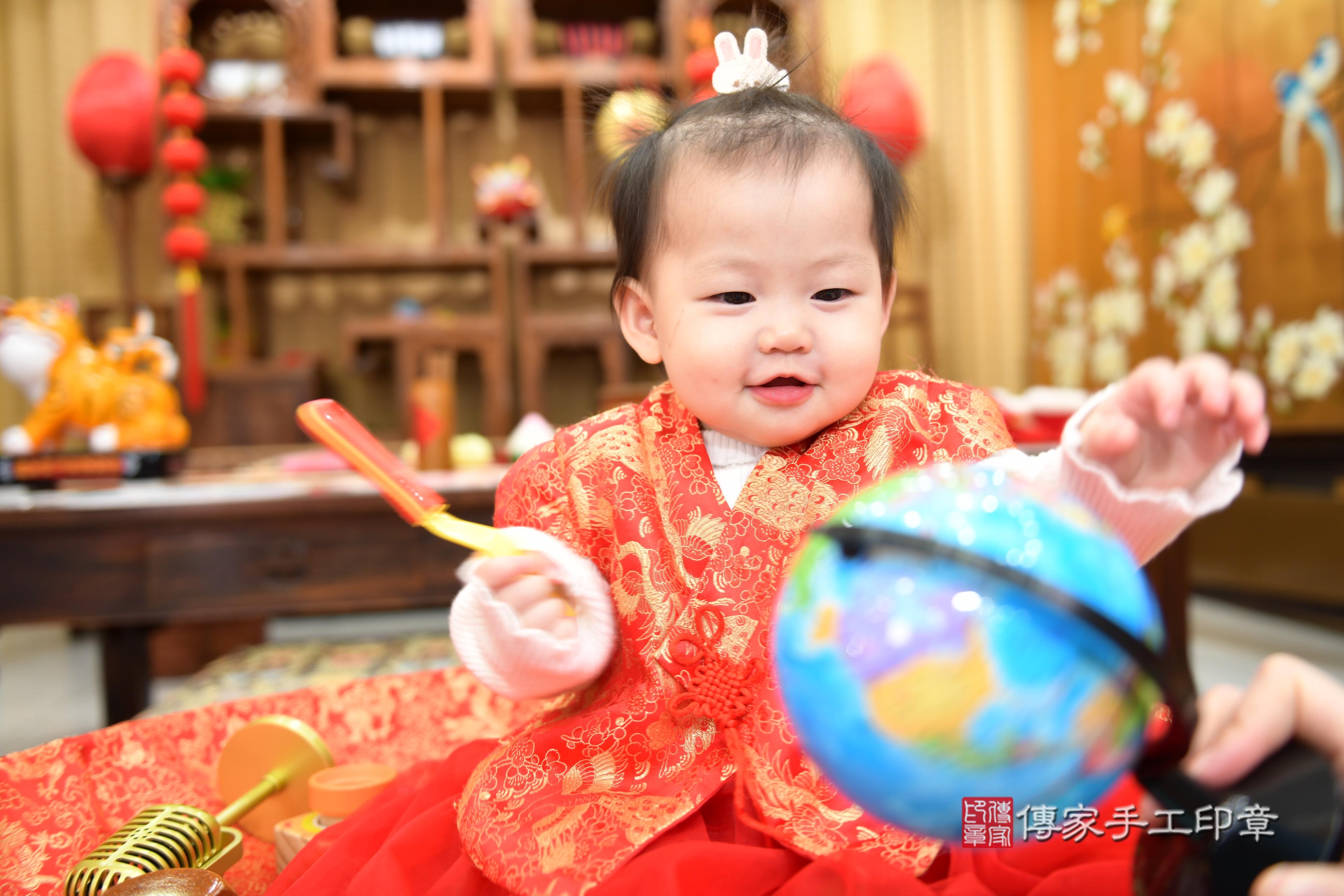 傳家手工印章台南店、抓周、度脺、美式風會場、傳家嬰兒古禮、吉祥話、抓周道具物品24種、拍照。抓周證書。寶寶抓周、滿周歲、生日快樂、祝福