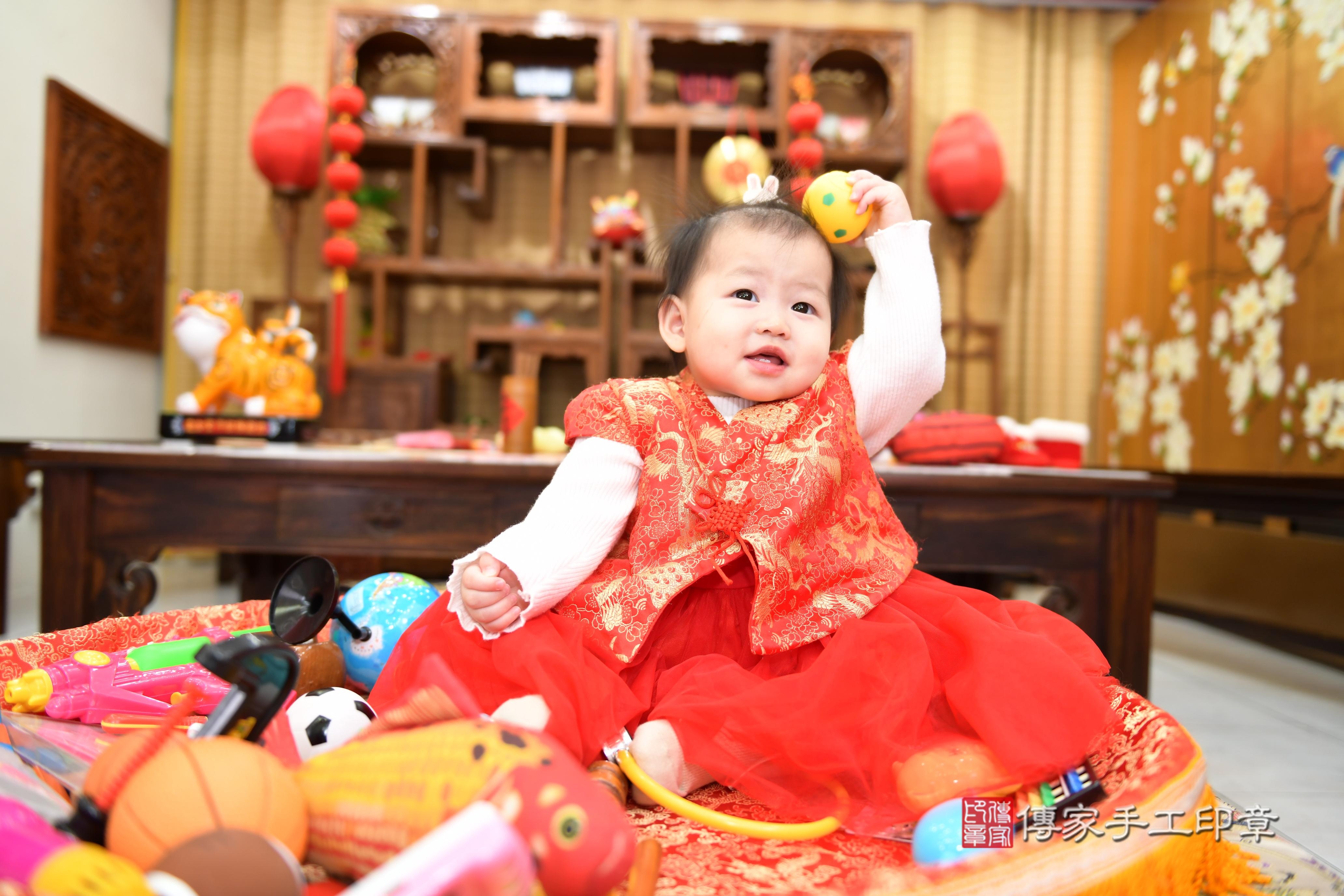 傳家手工印章台南店、抓周、度脺、美式風會場、傳家嬰兒古禮、吉祥話、抓周道具物品24種、拍照。抓周證書。寶寶抓周、滿周歲、生日快樂、祝福