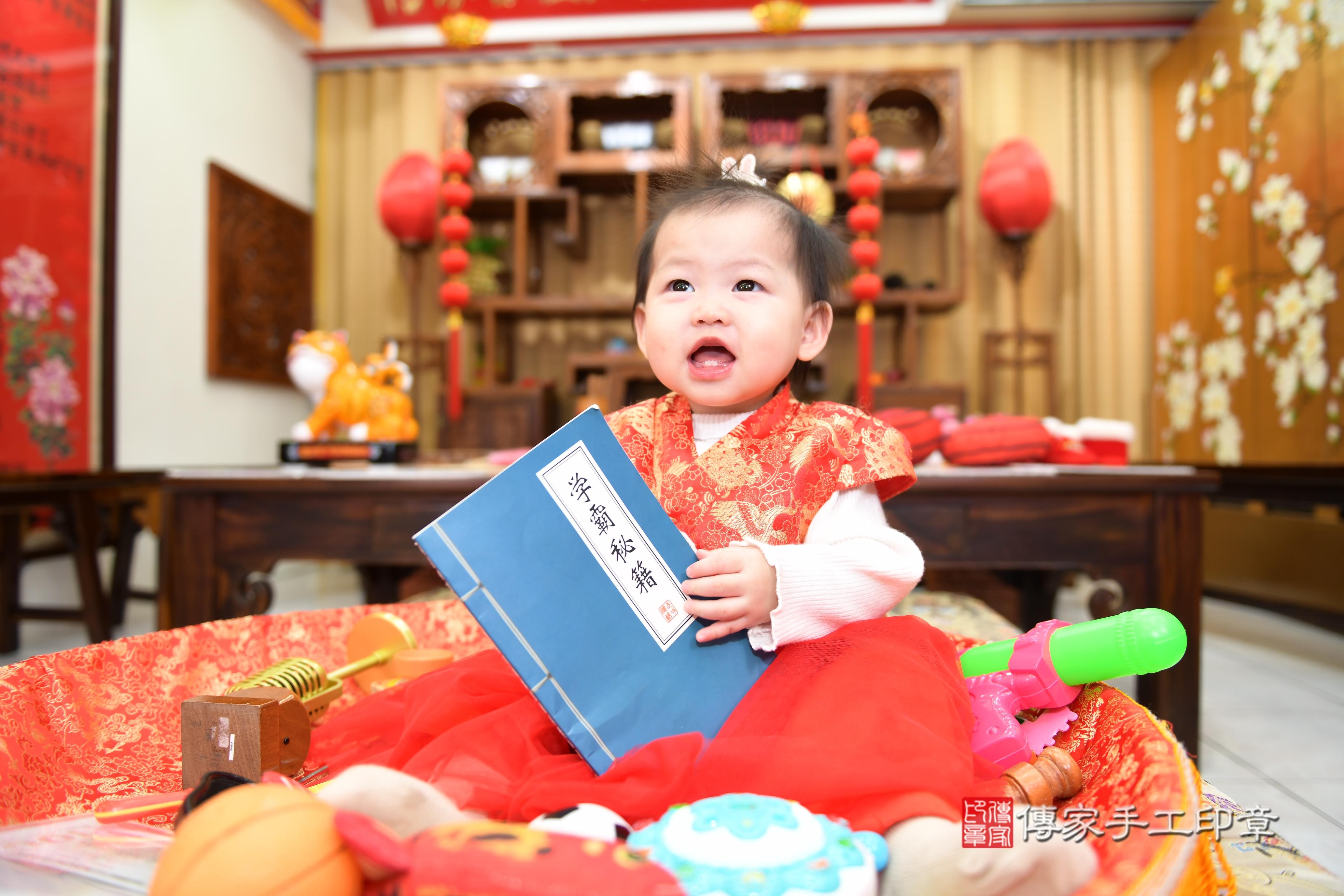 傳家手工印章台南店、抓周、度脺、美式風會場、傳家嬰兒古禮、吉祥話、抓周道具物品24種、拍照。抓周證書。寶寶抓周、滿周歲、生日快樂、祝福