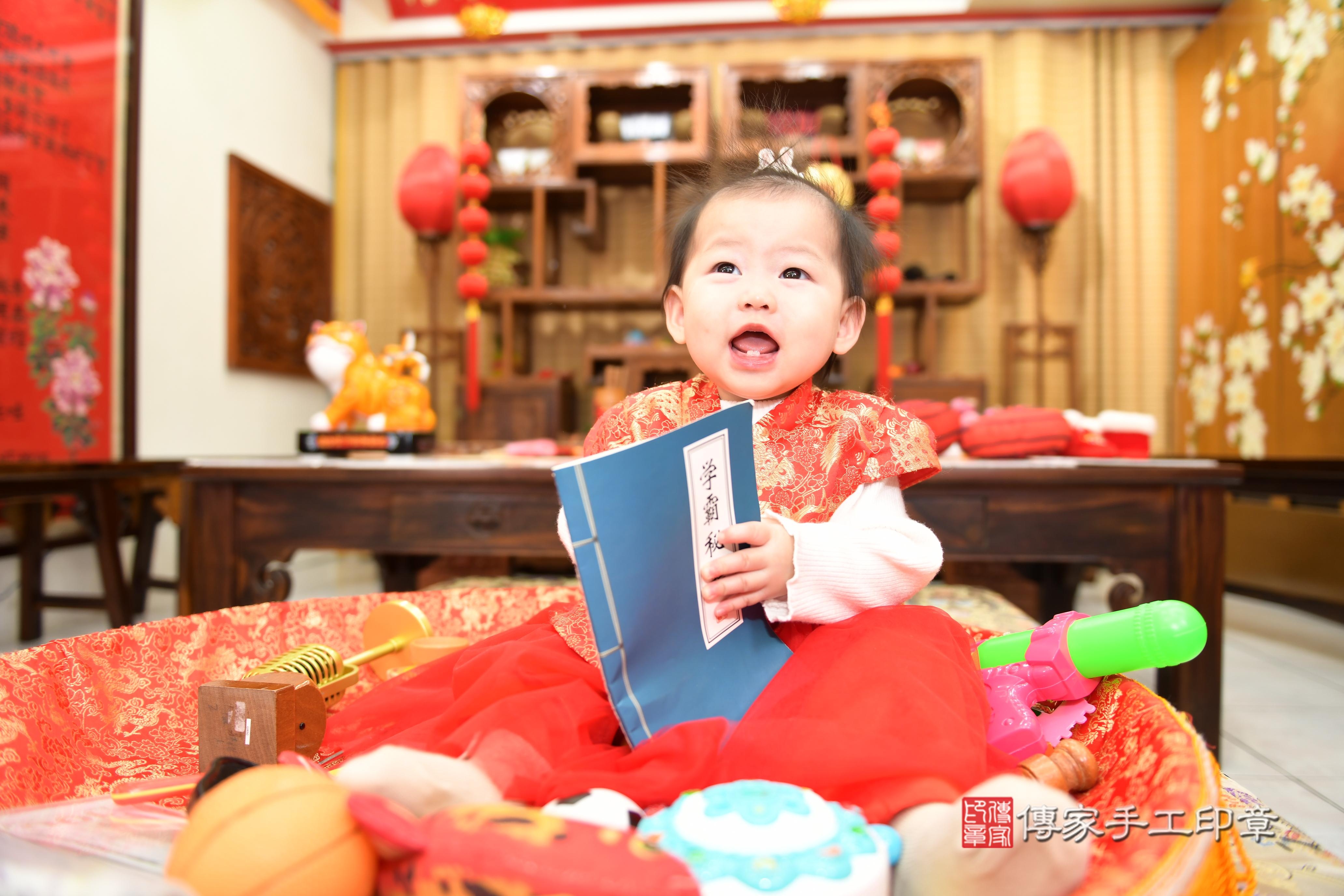 傳家手工印章台南店、抓周、度脺、美式風會場、傳家嬰兒古禮、吉祥話、抓周道具物品24種、拍照。抓周證書。寶寶抓周、滿周歲、生日快樂、祝福