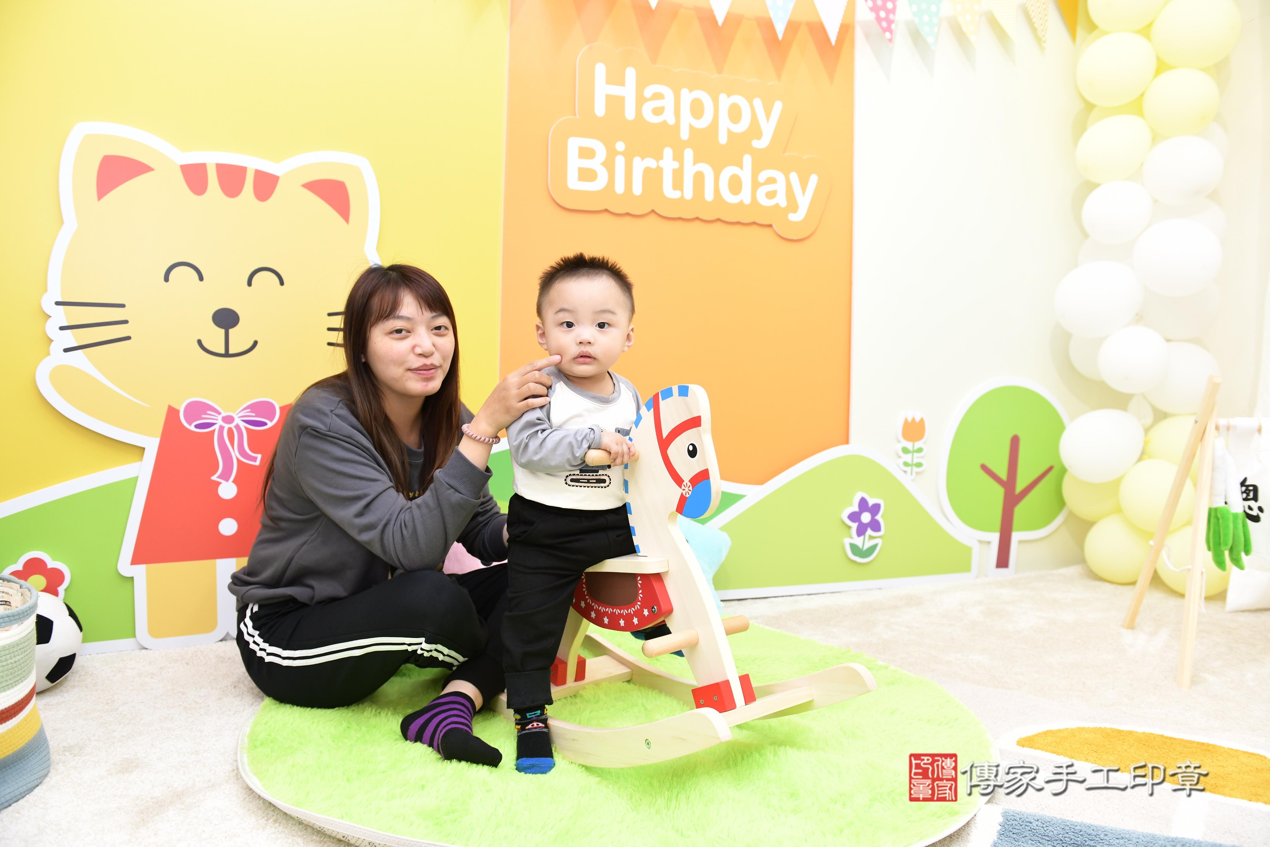 傳家手工印章台南店、抓周、度脺、美式風會場、傳家嬰兒古禮、吉祥話、抓周道具物品24種、拍照。抓周證書。寶寶抓周、滿周歲、生日快樂、祝福