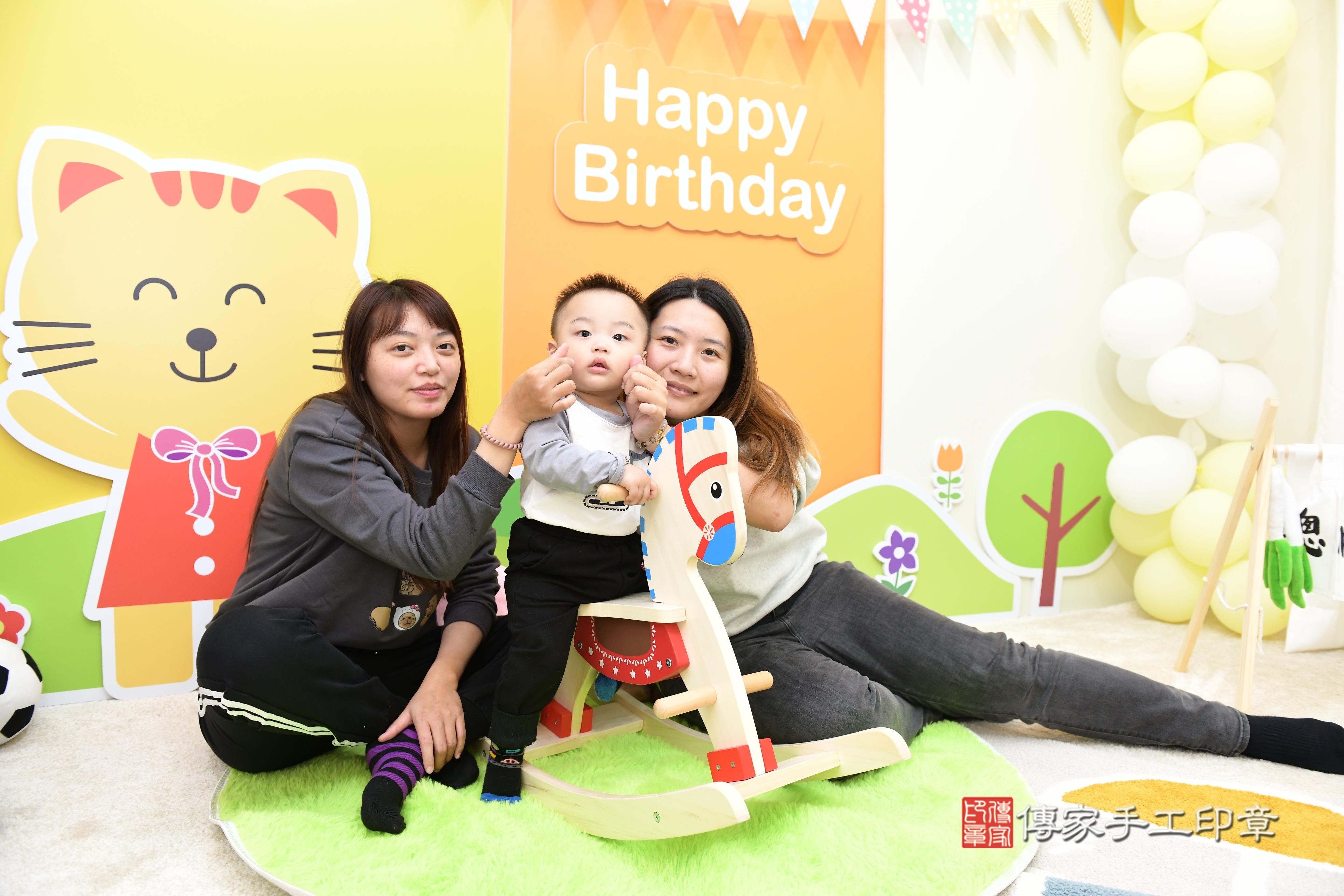 傳家手工印章台南店、抓周、度脺、美式風會場、傳家嬰兒古禮、吉祥話、抓周道具物品24種、拍照。抓周證書。寶寶抓周、滿周歲、生日快樂、祝福