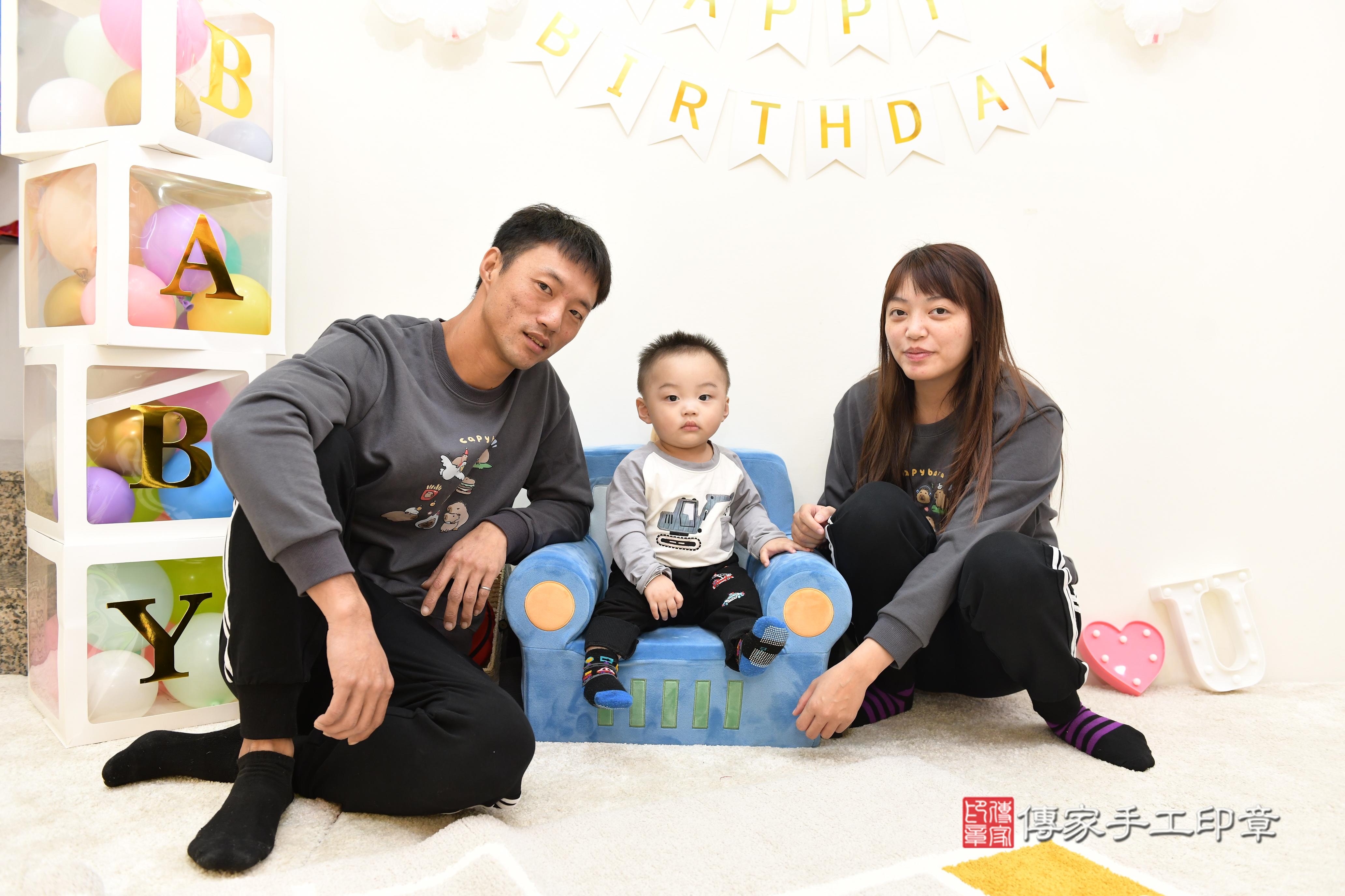 傳家手工印章台南店、抓周、度脺、美式風會場、傳家嬰兒古禮、吉祥話、抓周道具物品24種、拍照。抓周證書。寶寶抓周、滿周歲、生日快樂、祝福