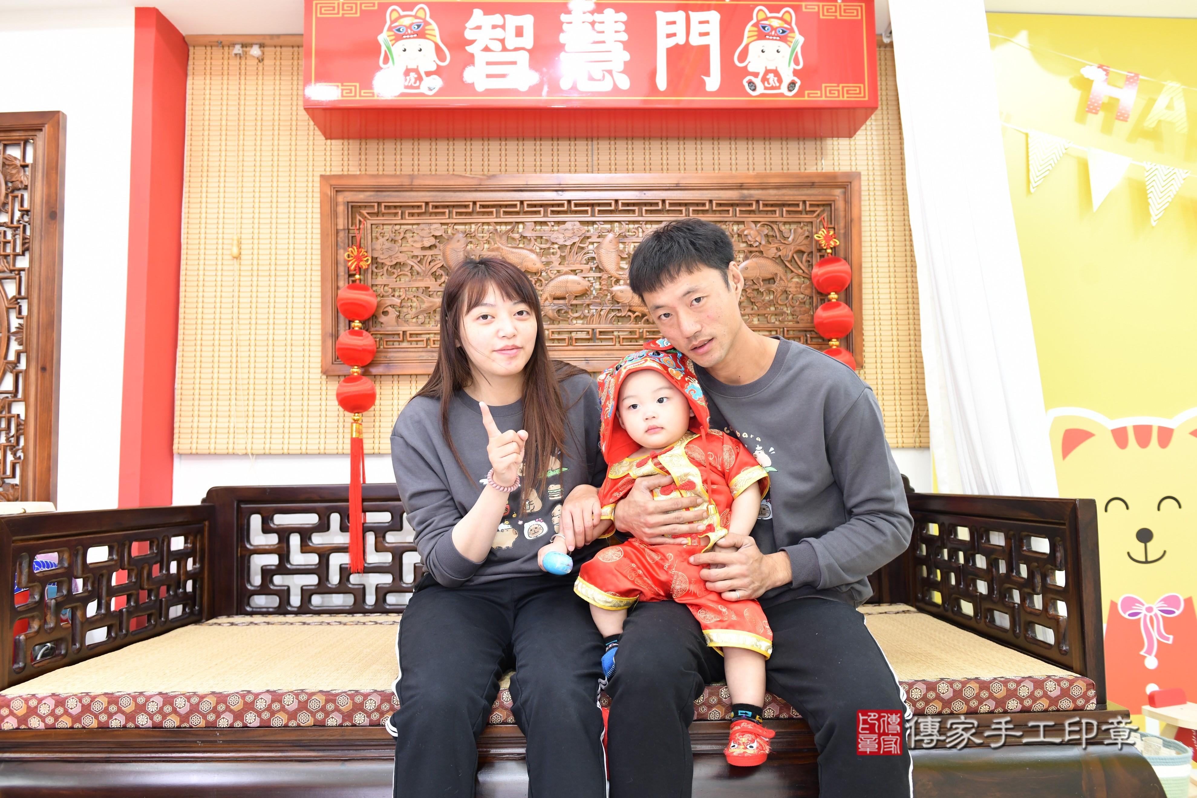 傳家手工印章台南店、抓周、度脺、美式風會場、傳家嬰兒古禮、吉祥話、抓周道具物品24種、拍照。抓周證書。寶寶抓周、滿周歲、生日快樂、祝福