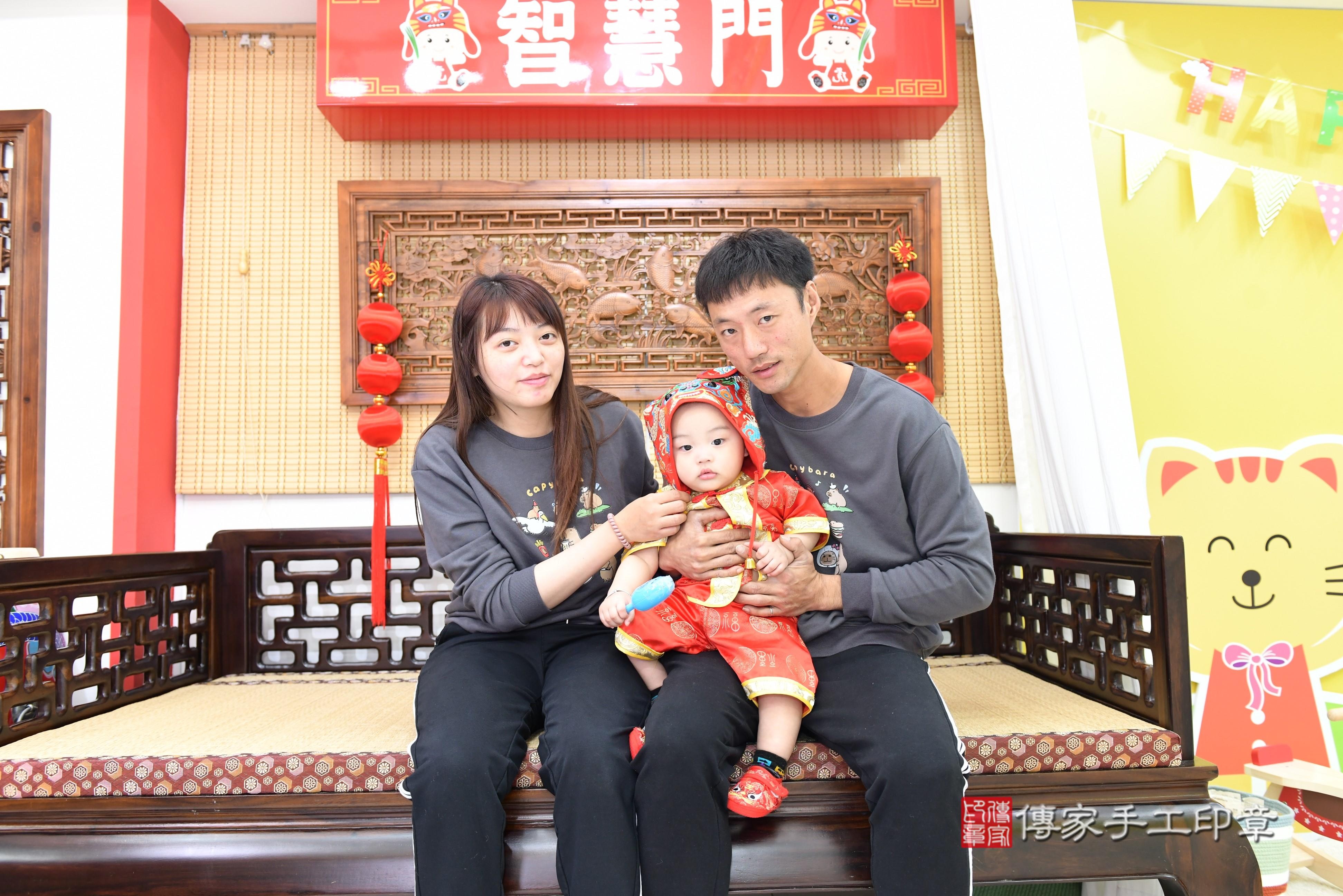 傳家手工印章台南店、抓周、度脺、美式風會場、傳家嬰兒古禮、吉祥話、抓周道具物品24種、拍照。抓周證書。寶寶抓周、滿周歲、生日快樂、祝福