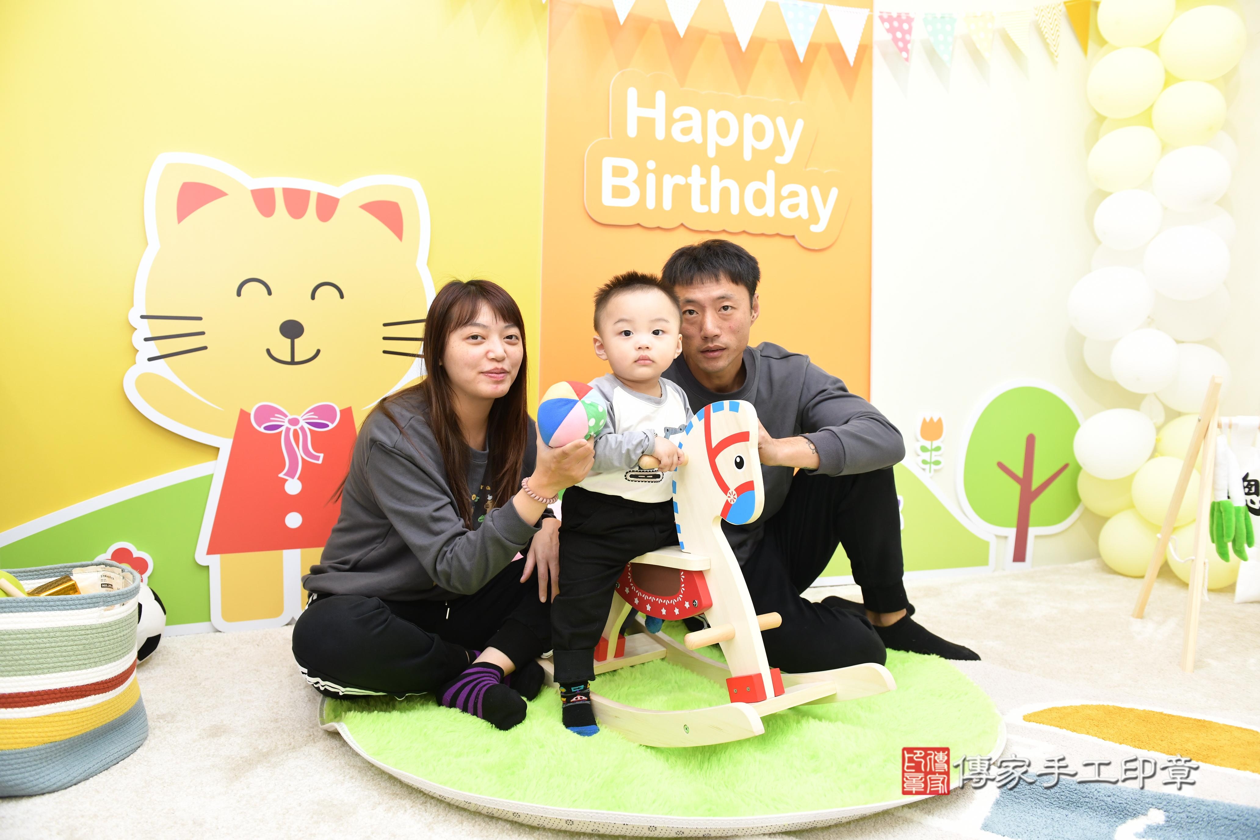 傳家手工印章台南店、抓周、度脺、美式風會場、傳家嬰兒古禮、吉祥話、抓周道具物品24種、拍照。抓周證書。寶寶抓周、滿周歲、生日快樂、祝福