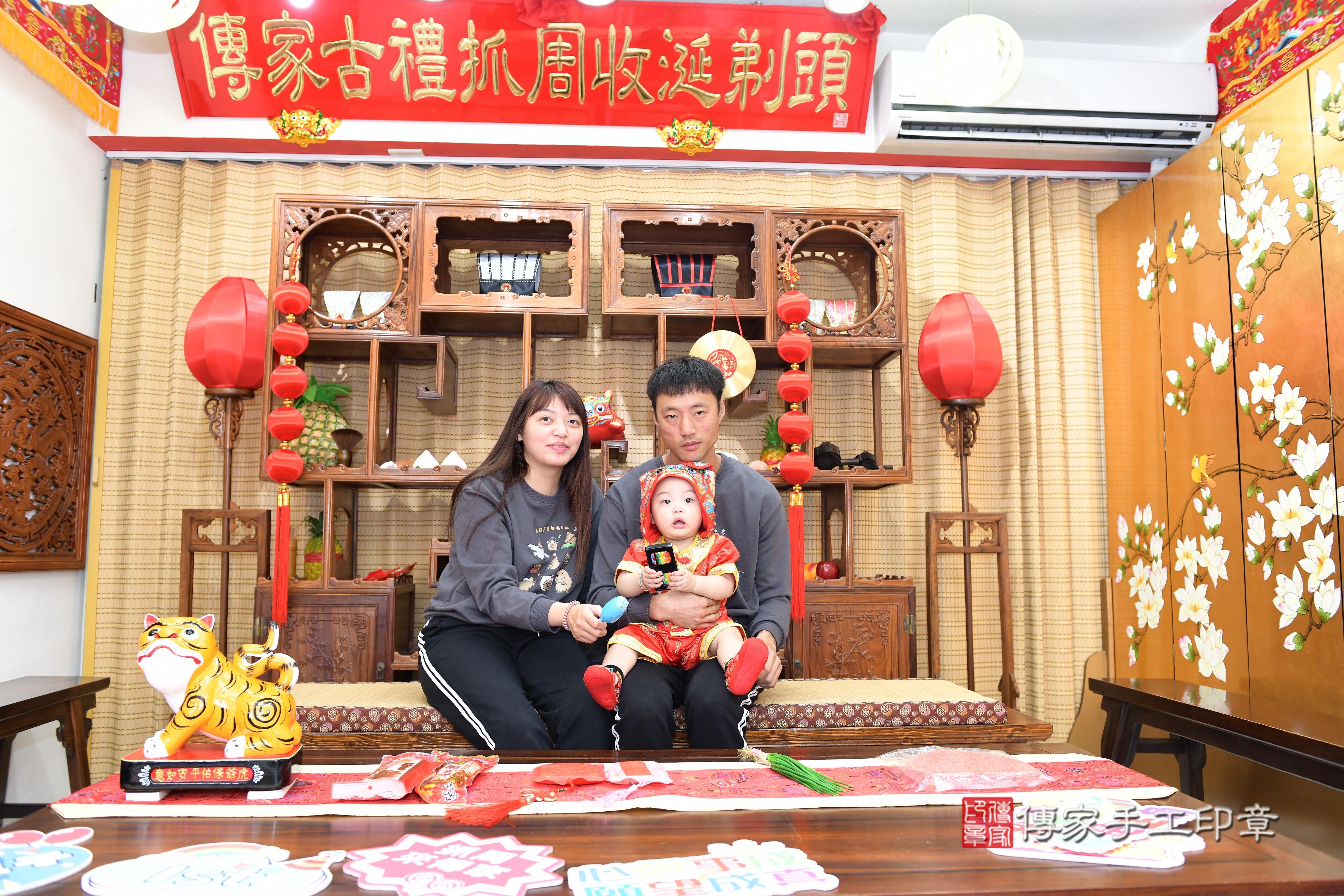 傳家手工印章台南店、抓周、度脺、美式風會場、傳家嬰兒古禮、吉祥話、抓周道具物品24種、拍照。抓周證書。寶寶抓周、滿周歲、生日快樂、祝福