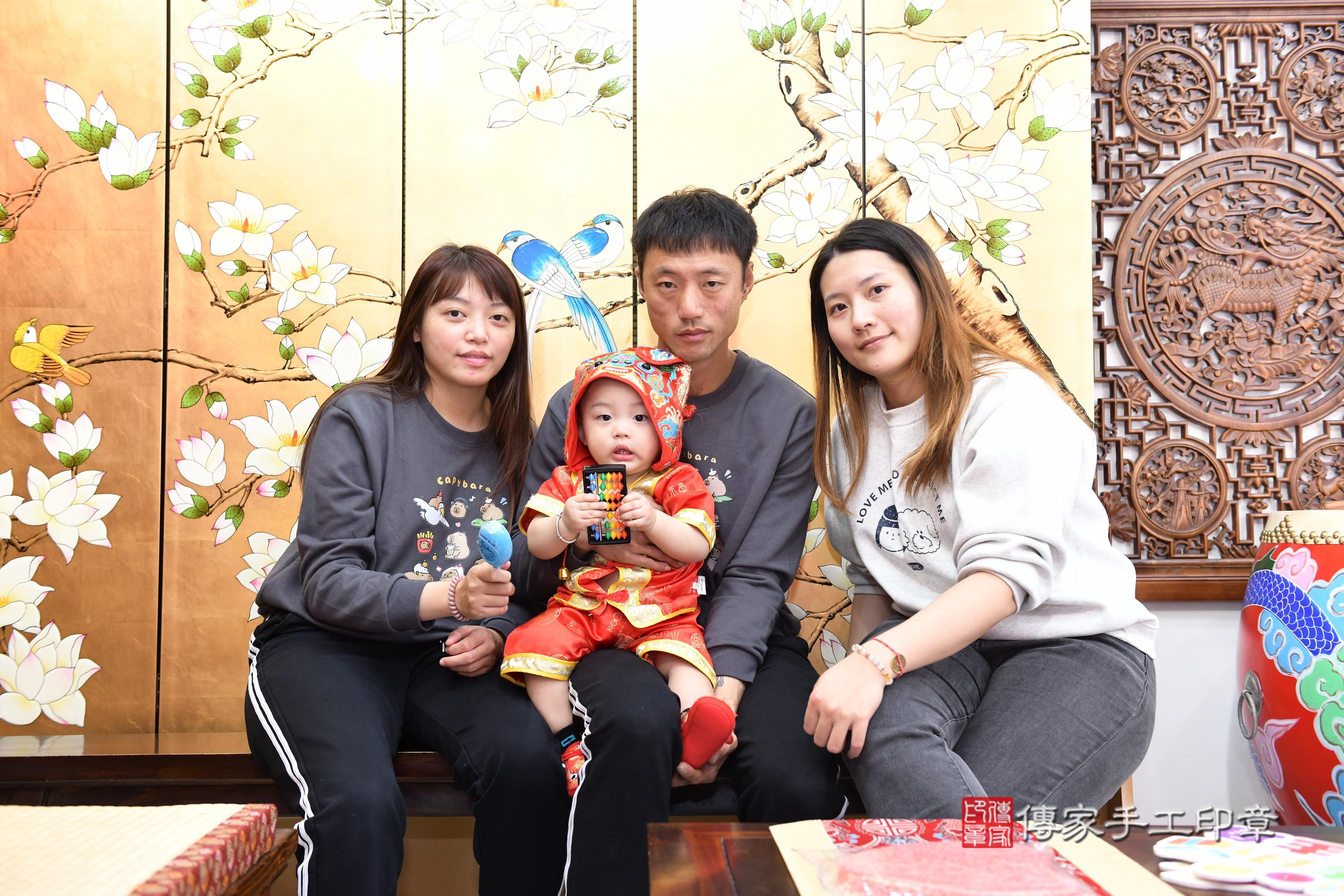 傳家手工印章台南店、抓周、度脺、美式風會場、傳家嬰兒古禮、吉祥話、抓周道具物品24種、拍照。抓周證書。寶寶抓周、滿周歲、生日快樂、祝福