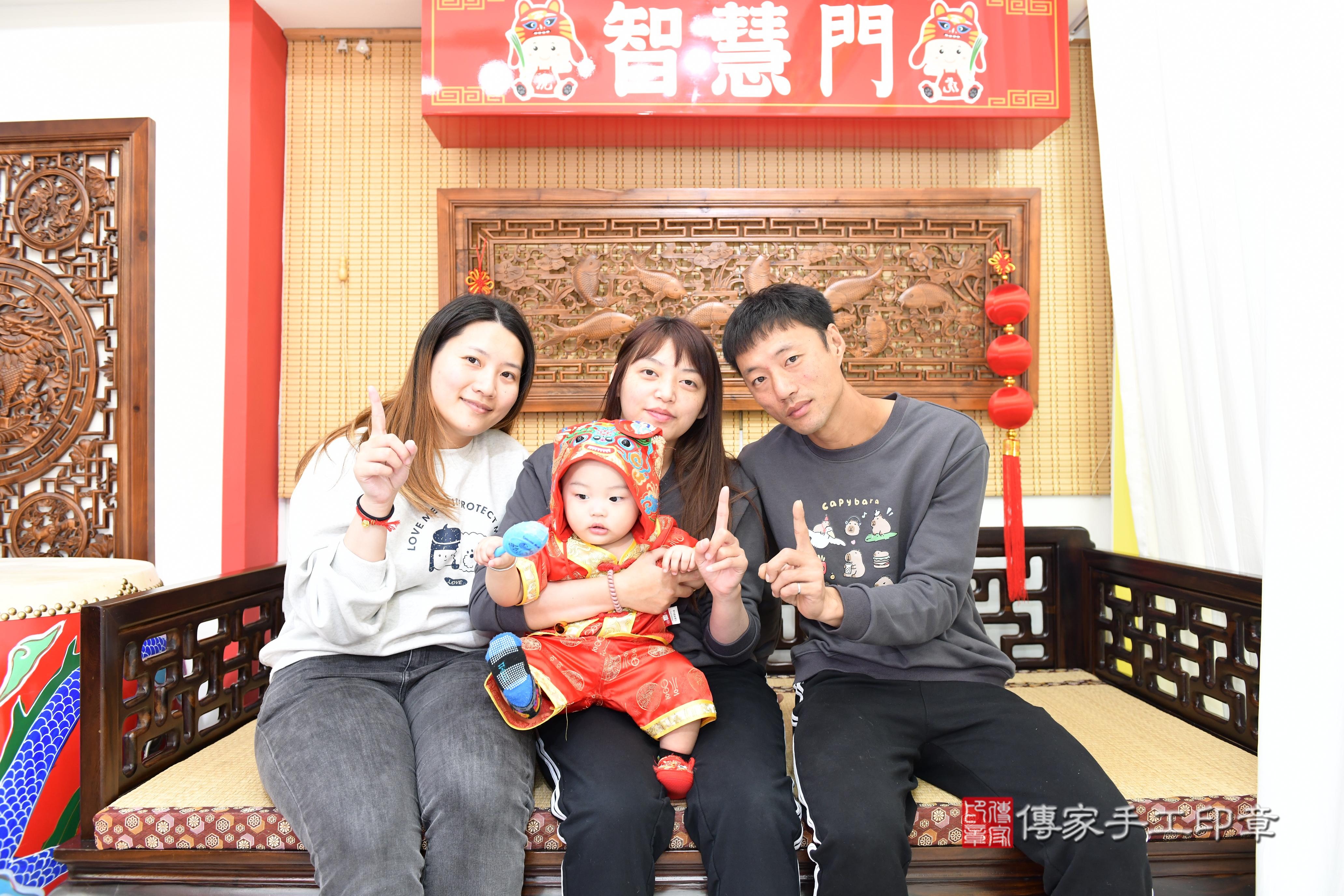 傳家手工印章台南店、抓周、度脺、美式風會場、傳家嬰兒古禮、吉祥話、抓周道具物品24種、拍照。抓周證書。寶寶抓周、滿周歲、生日快樂、祝福