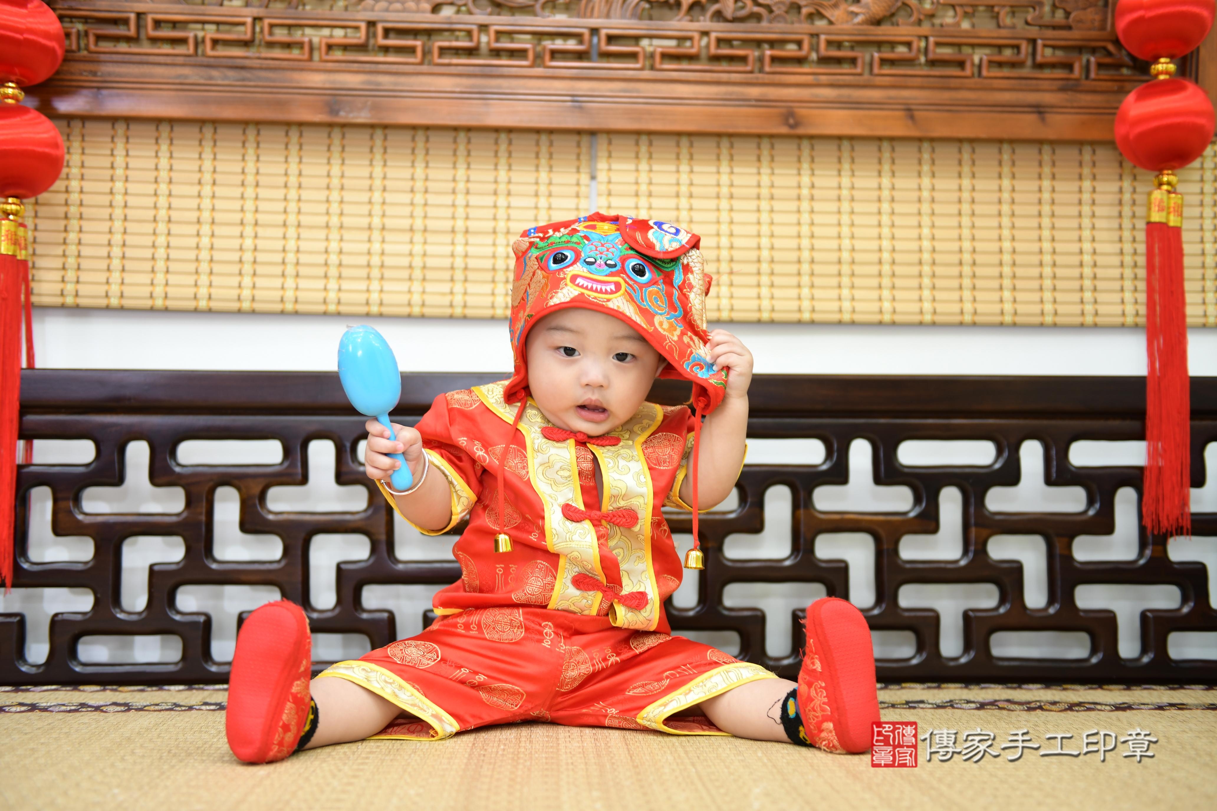 傳家手工印章台南店、抓周、度脺、美式風會場、傳家嬰兒古禮、吉祥話、抓周道具物品24種、拍照。抓周證書。寶寶抓周、滿周歲、生日快樂、祝福